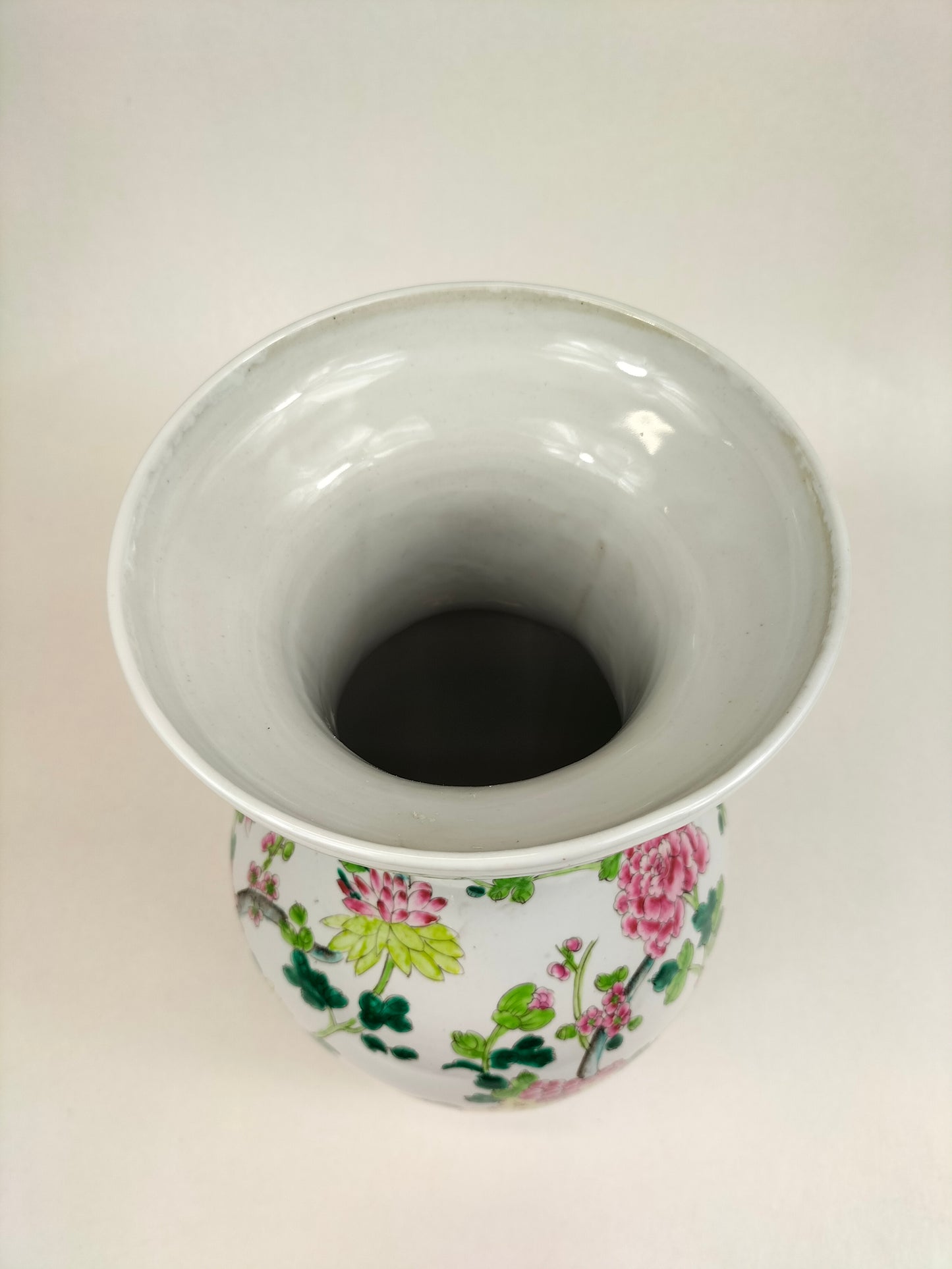 Vaso da família rosa chinesa decorado com flores // século XX