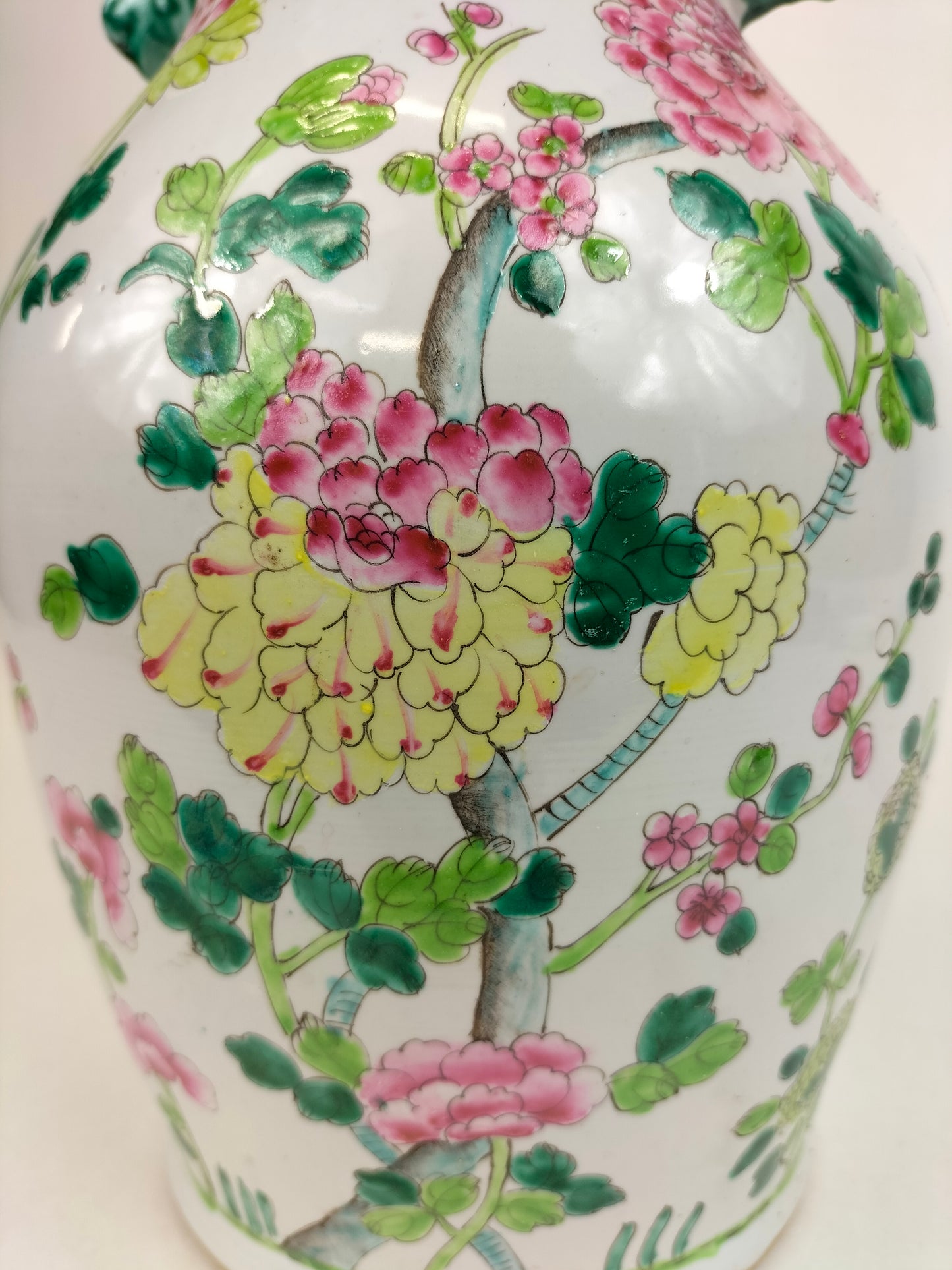 Vase chinois famille rose à décor de fleurs // XXe siècle