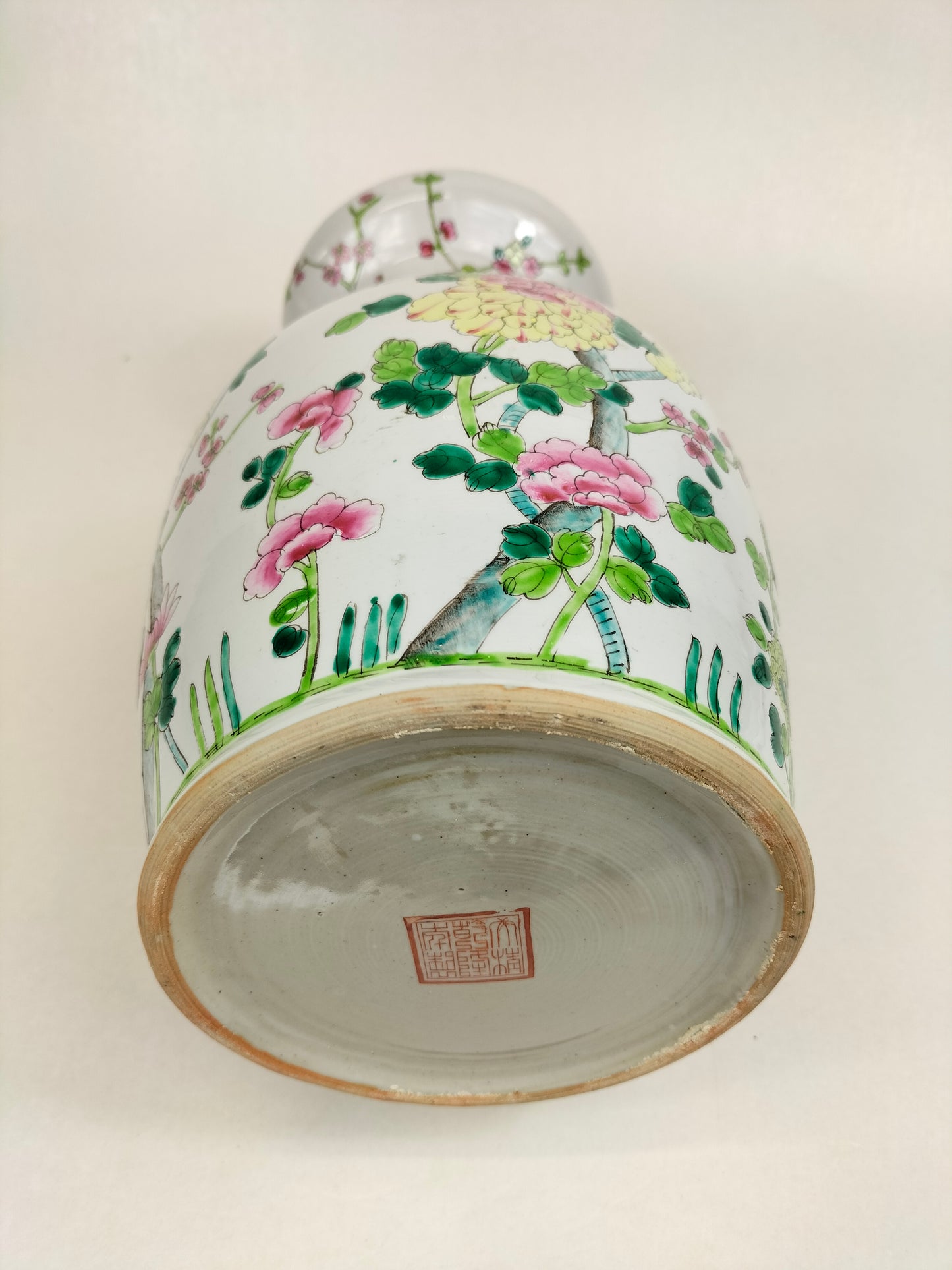 Chinese famille rose vase decorated with flowers // 20th century