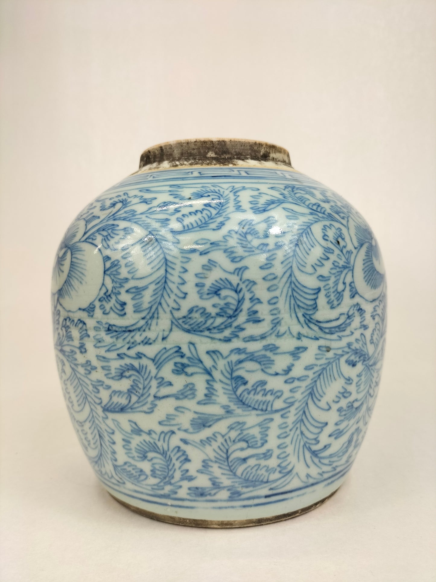 Antigo pote de gengibre chinês decorado com flores // Azul e branco - Dinastia Qing - século XIX