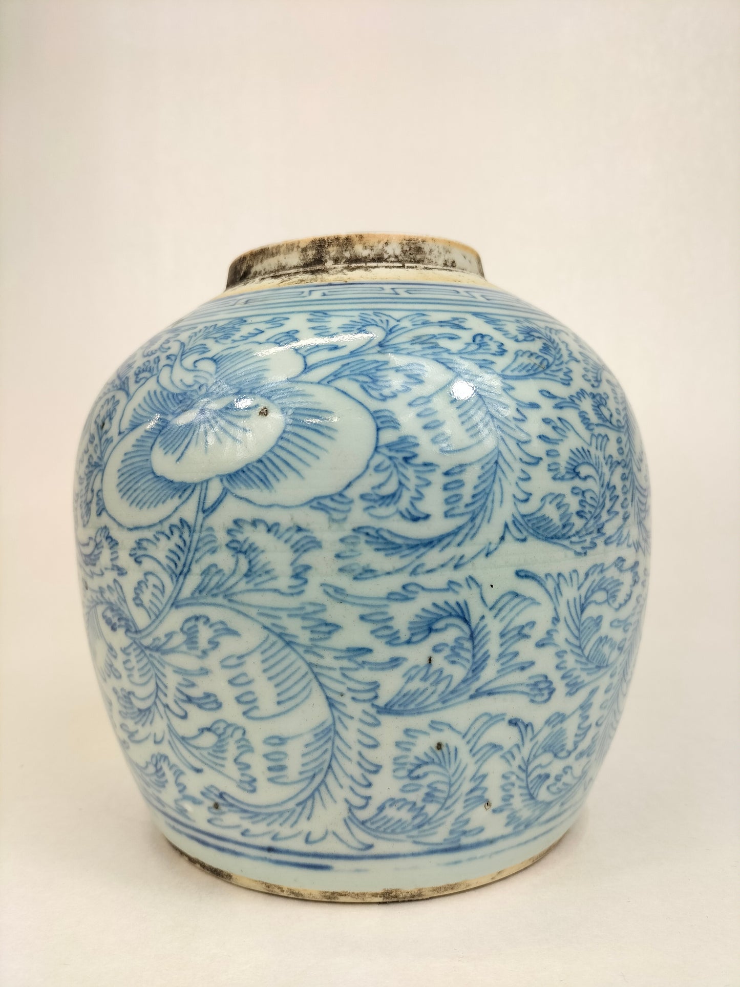 Antigo pote de gengibre chinês decorado com flores // Azul e branco - Dinastia Qing - século XIX