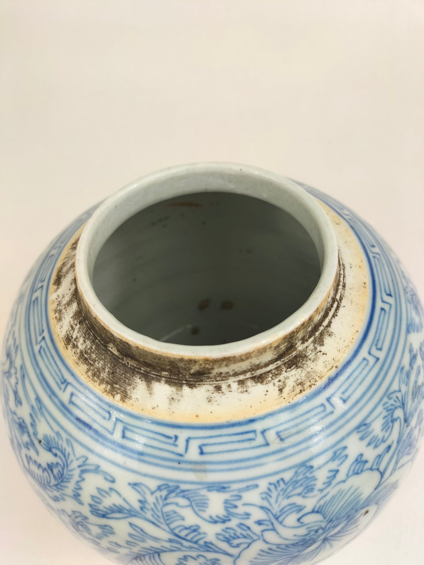 Antigo pote de gengibre chinês decorado com flores // Azul e branco - Dinastia Qing - século XIX