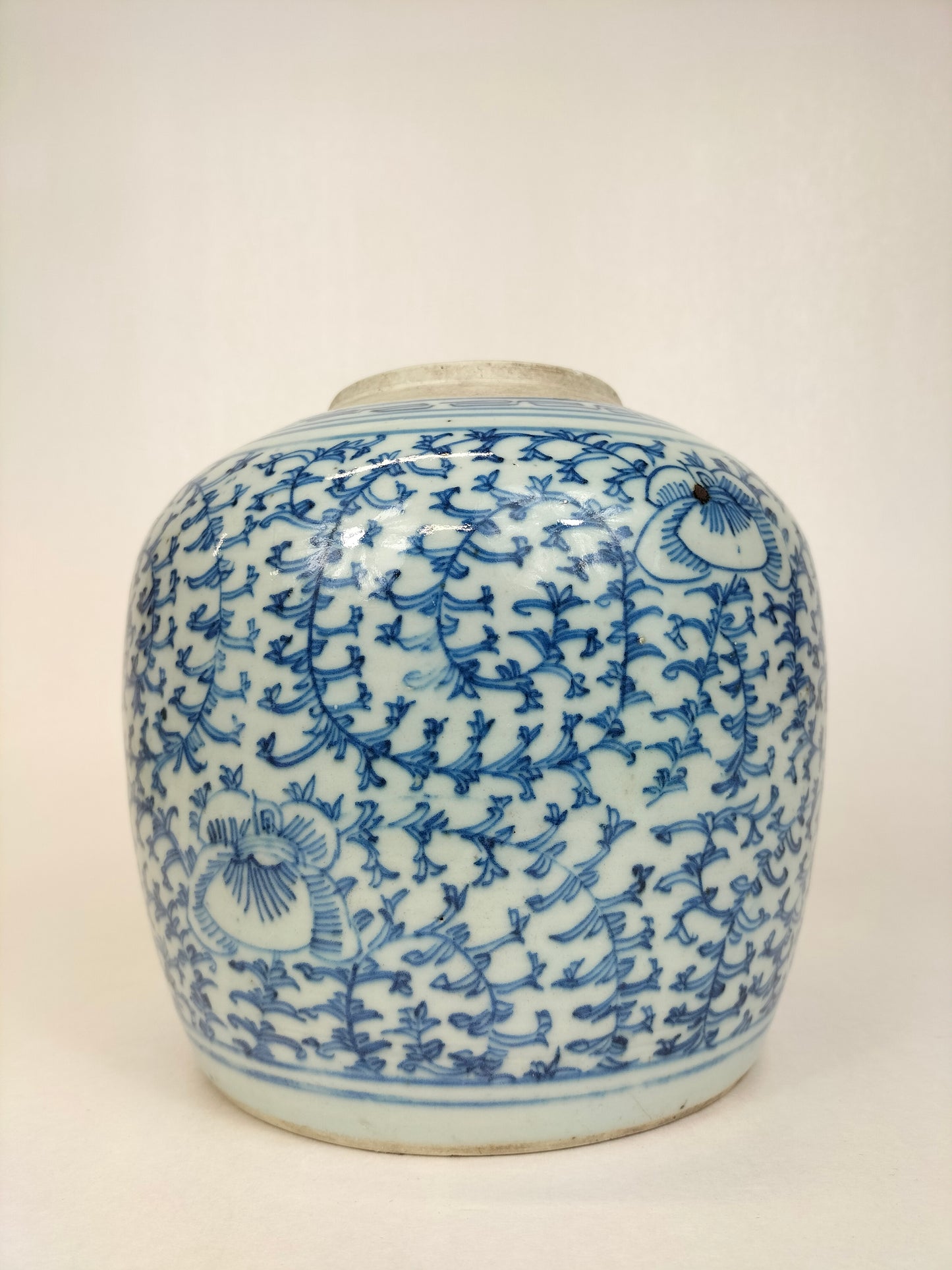 Antique Chinese ginger jar decorated with flowers // Qing Dynasty - 19th century