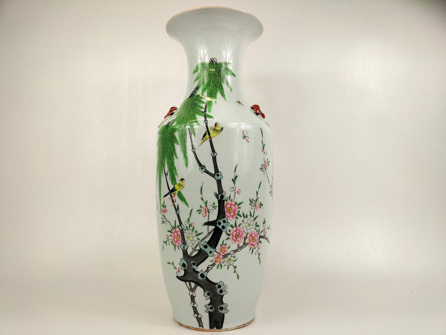 Grande vaso chinês antigo decorado com canários e flores // Período da República (1912-1949)