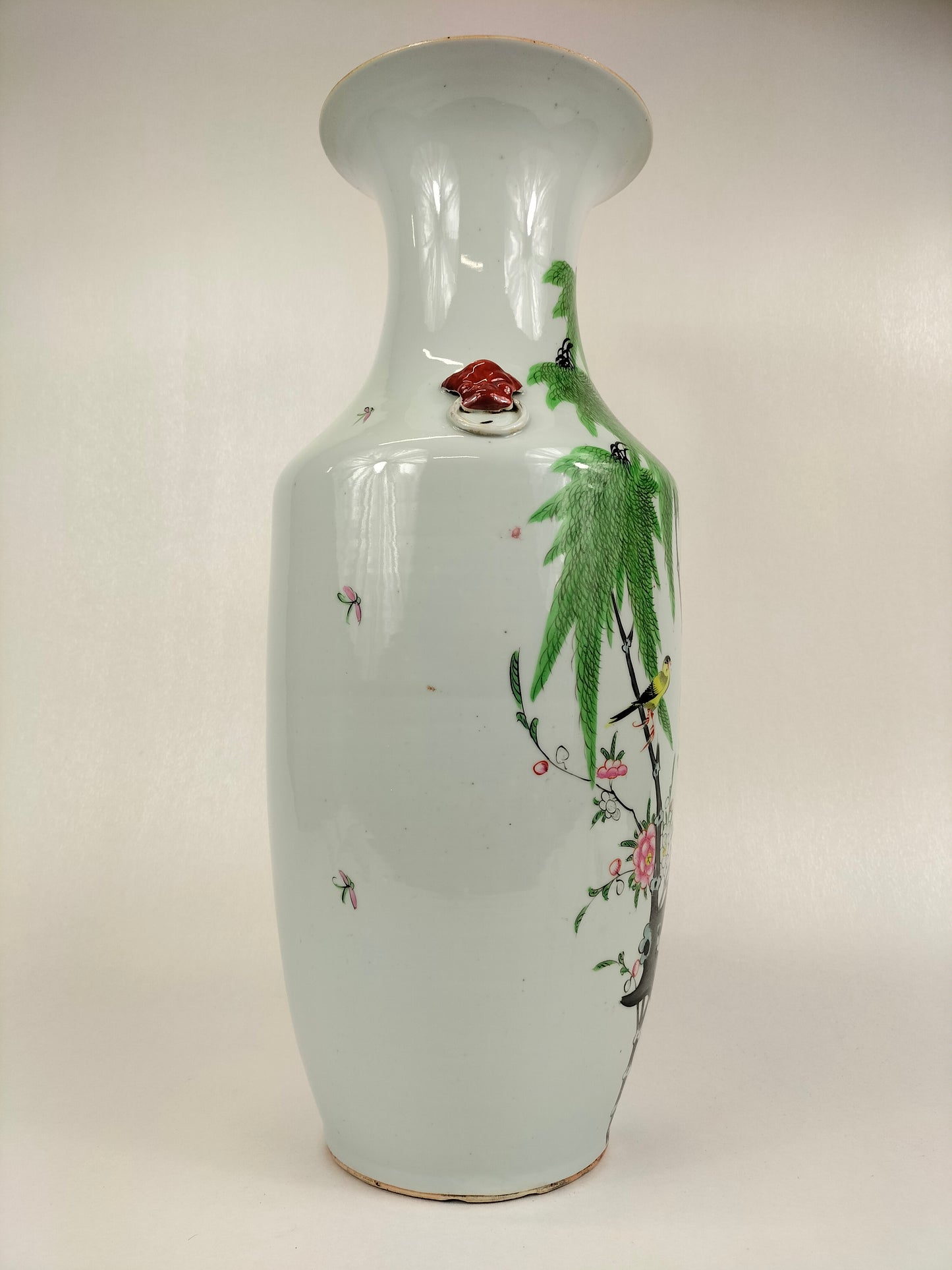 Large antique Chinese vase decorated with canaries and flowers // Republic period (1912-1949)