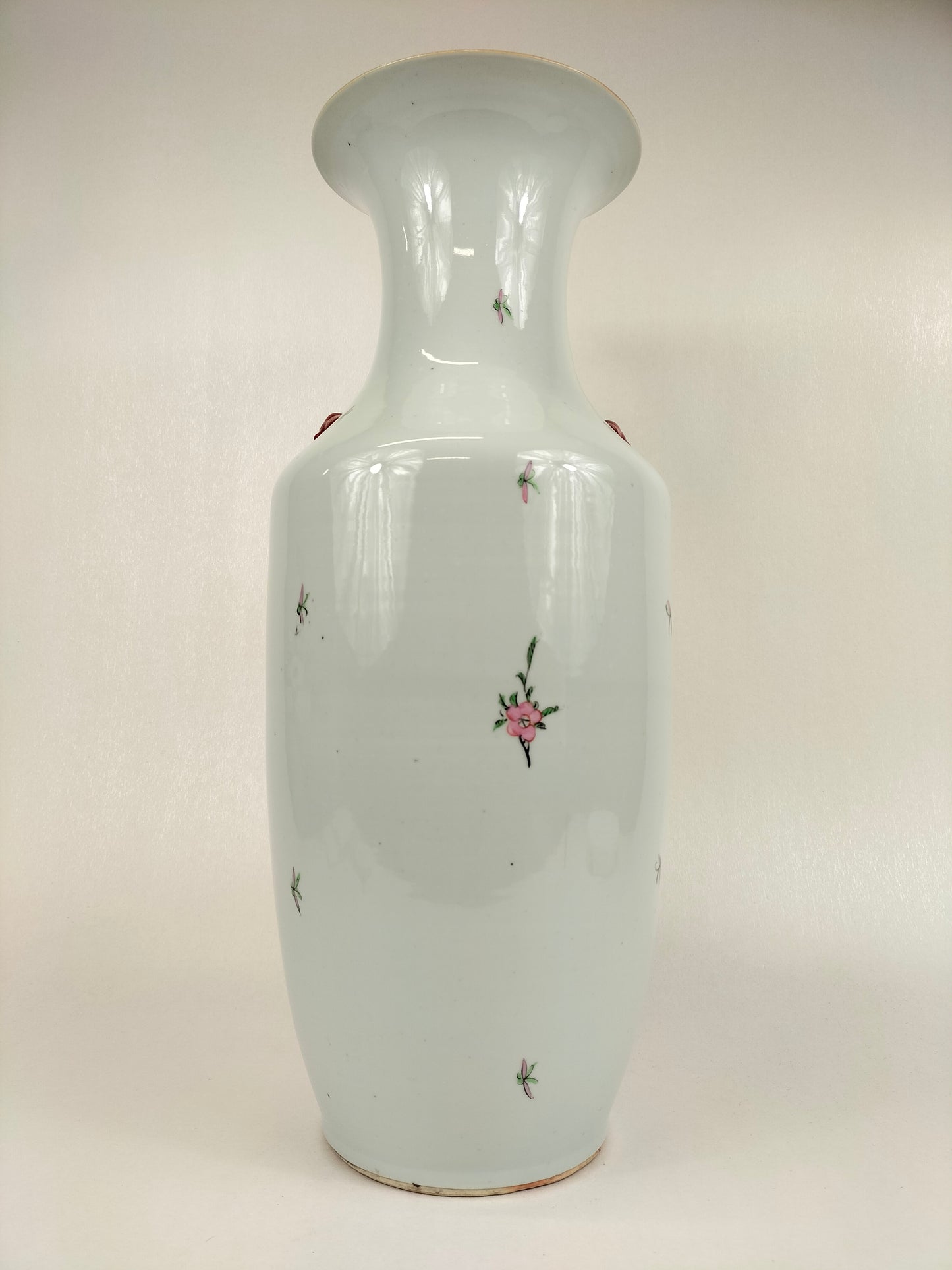 Large antique Chinese vase decorated with canaries and flowers // Republic period (1912-1949)