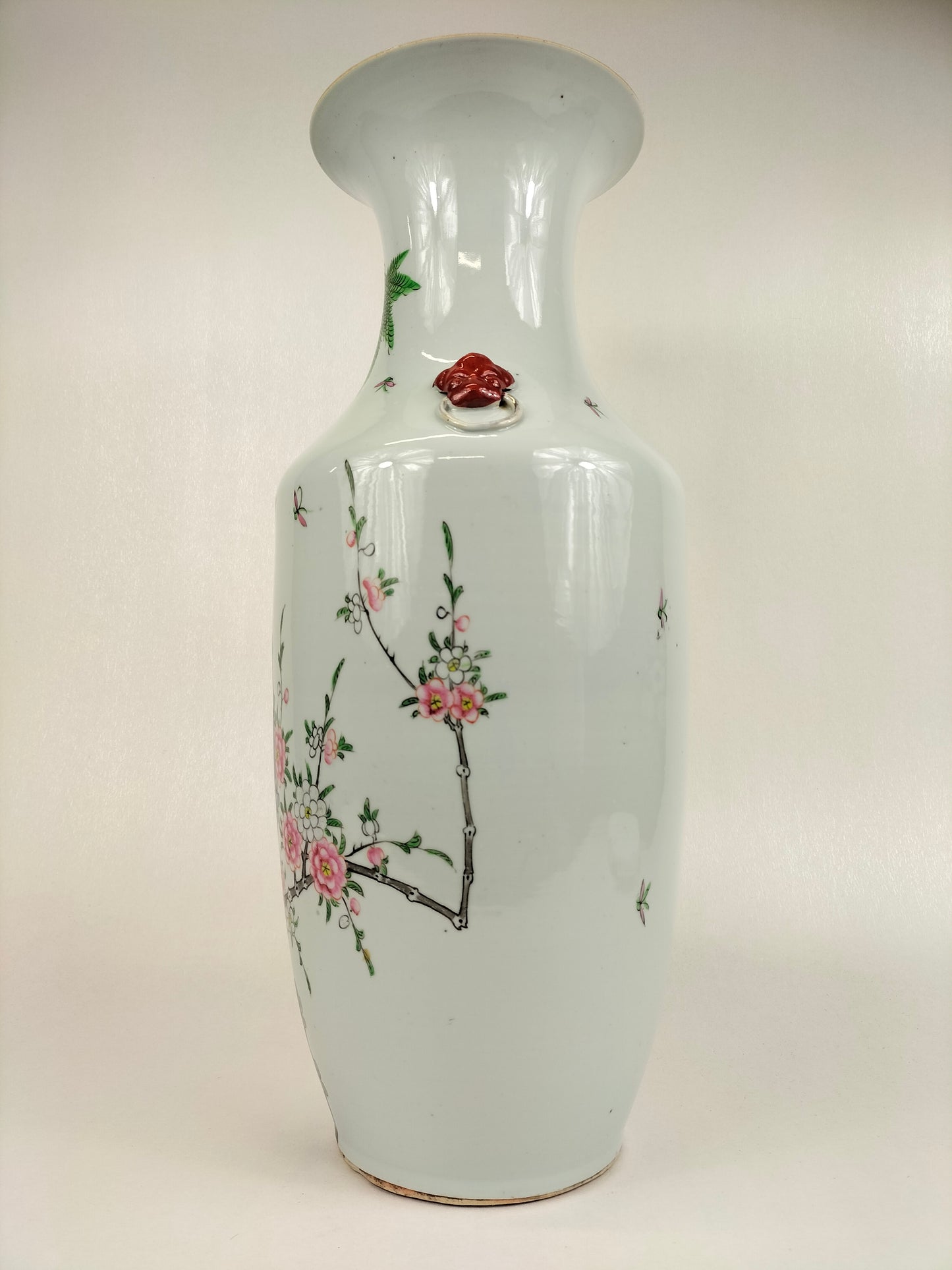 Large antique Chinese vase decorated with canaries and flowers // Republic period (1912-1949)