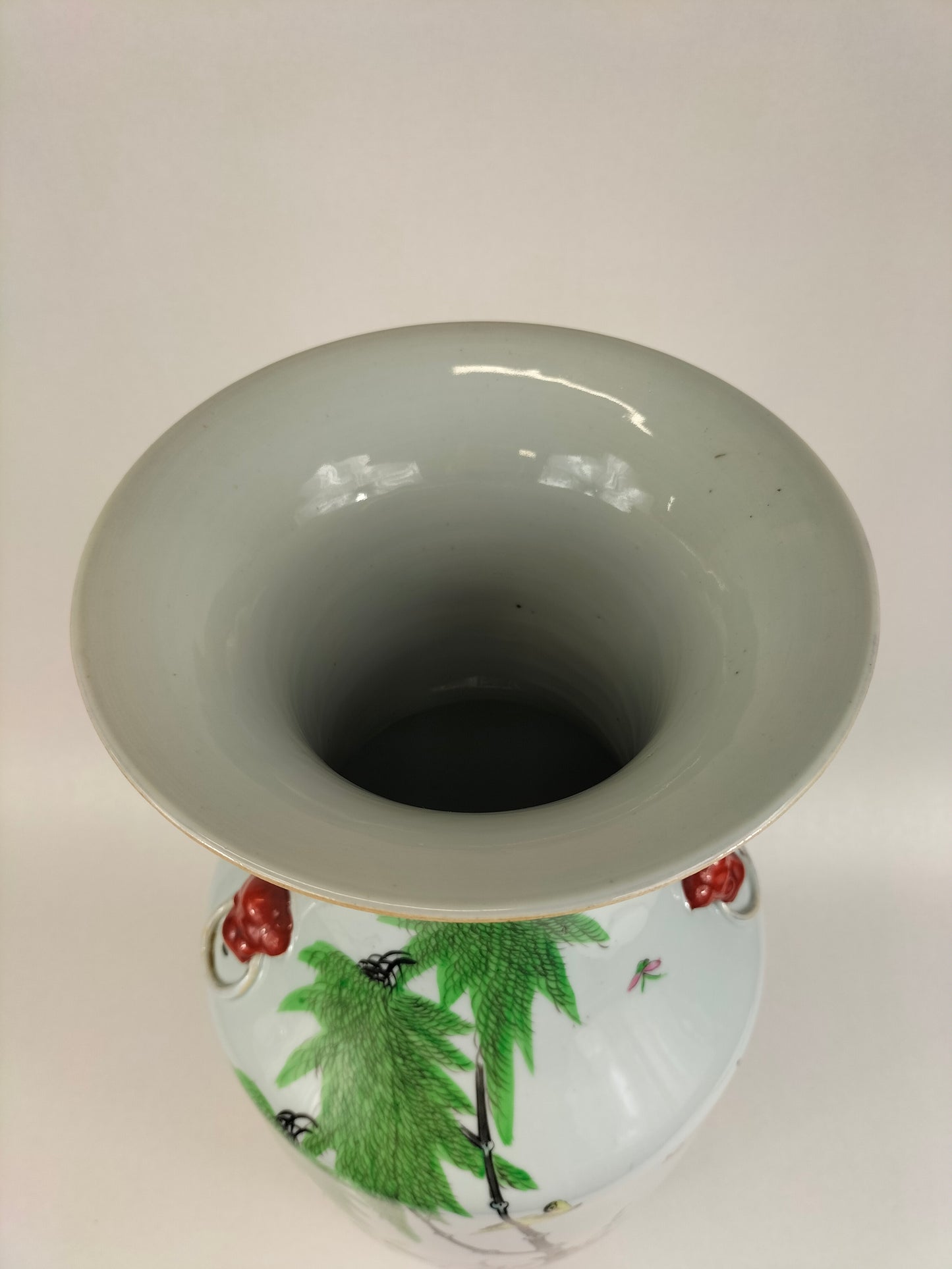 Grande vaso chinês antigo decorado com canários e flores // Período da República (1912-1949)