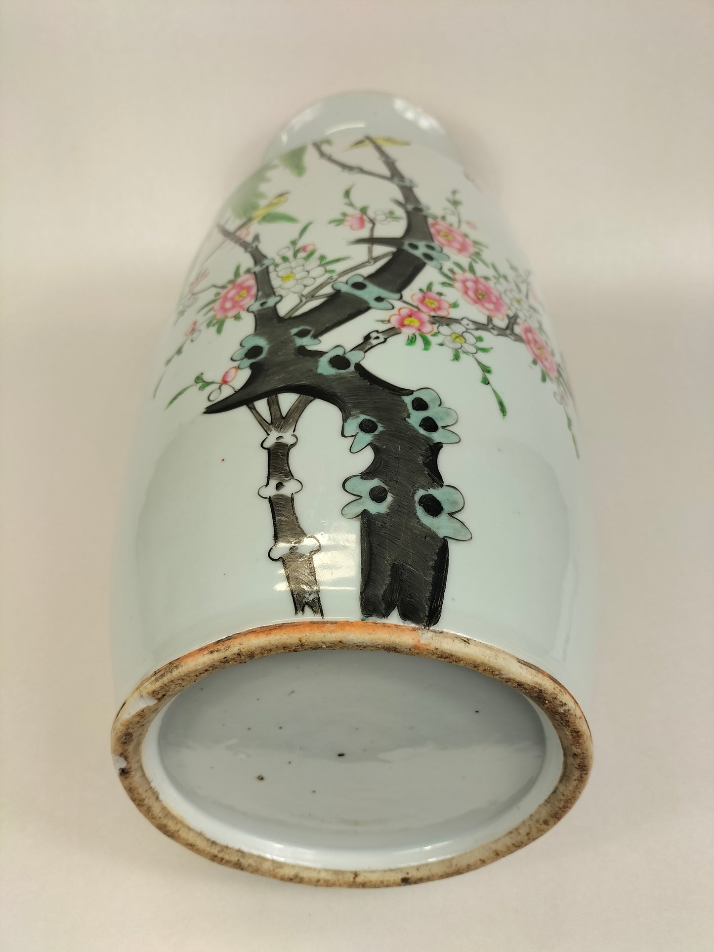 Large antique Chinese vase decorated with canaries and flowers // Republic period (1912-1949)