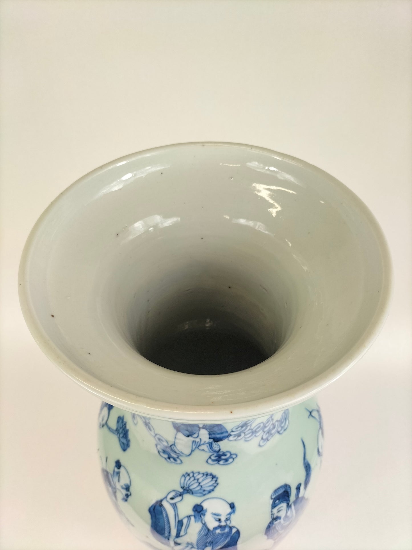 Grande vaso antigo de celadon chinês decorado com sábios // Dinastia Qing - século XIX