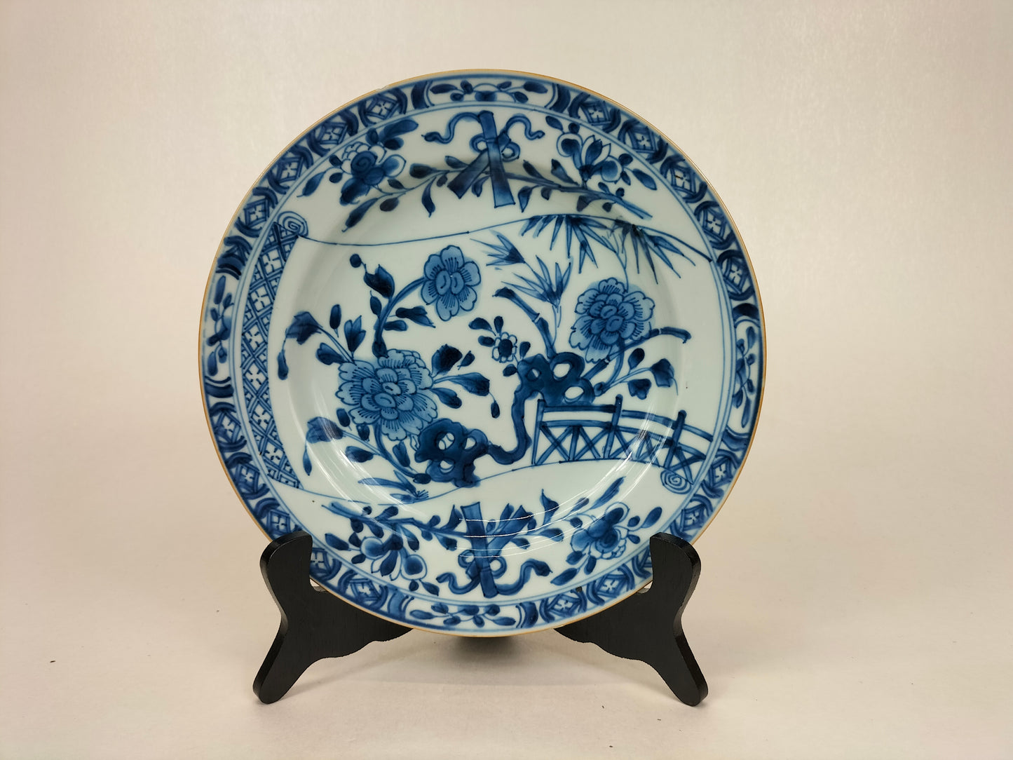 Antigo prato chinês decorado com flores // Azul e branco - Dinastia Qing - Kangxi - século XVIII