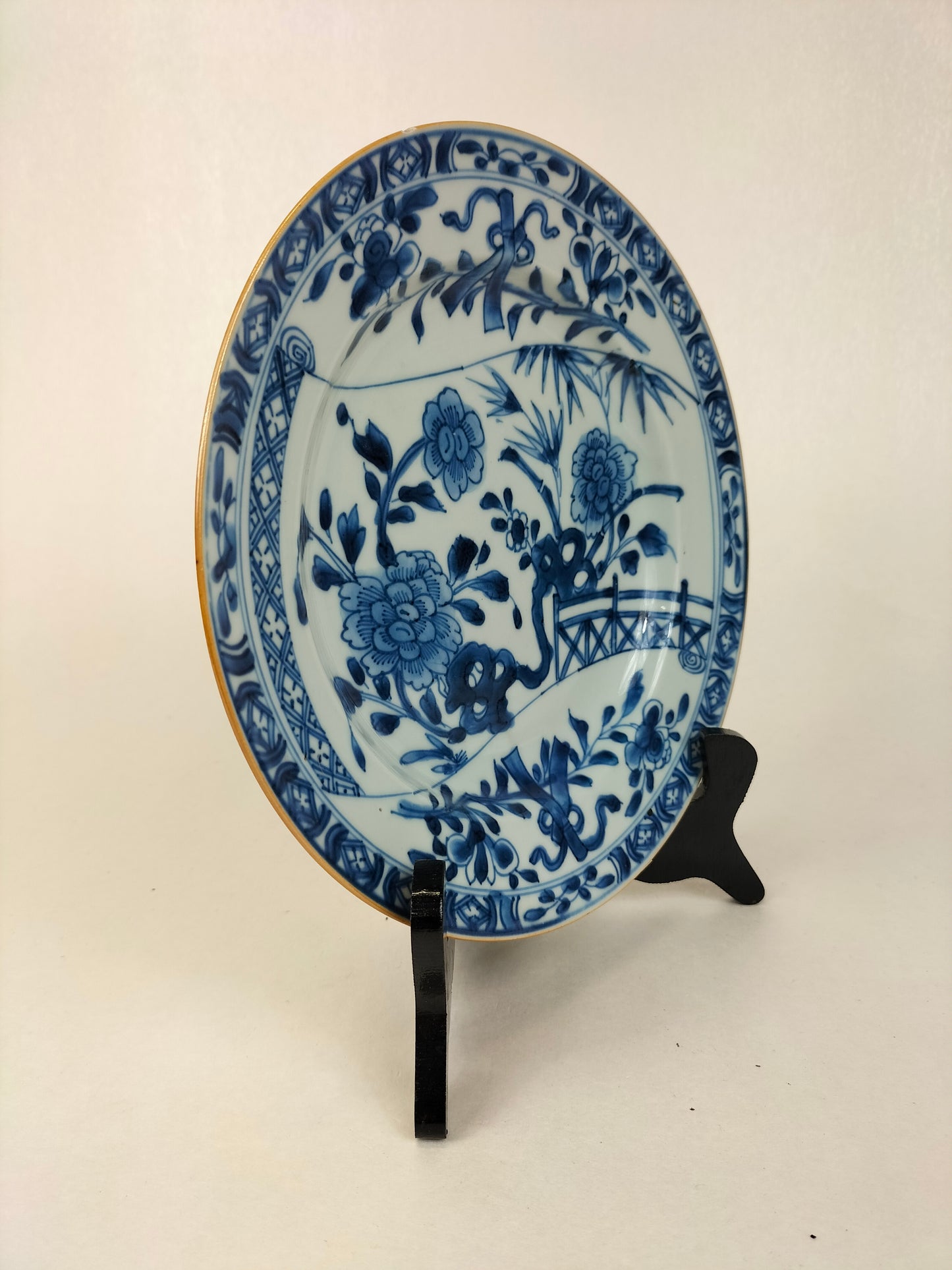 Antigo prato chinês decorado com flores // Azul e branco - Dinastia Qing - Kangxi - século XVIII