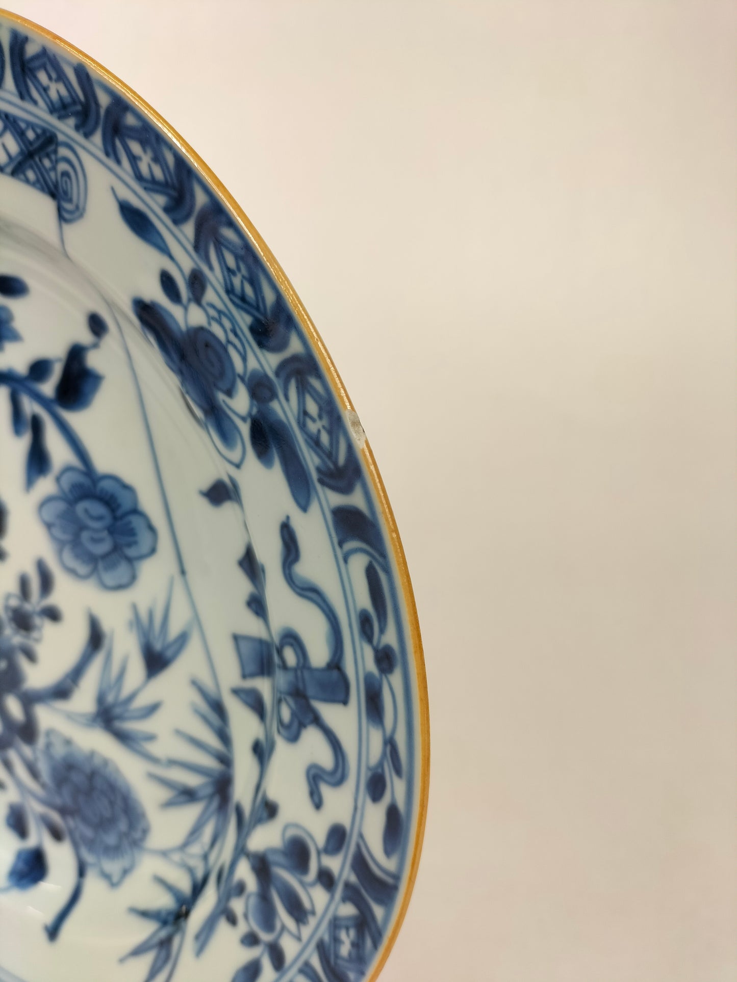 Antigo prato chinês decorado com flores // Azul e branco - Dinastia Qing - Kangxi - século XVIII