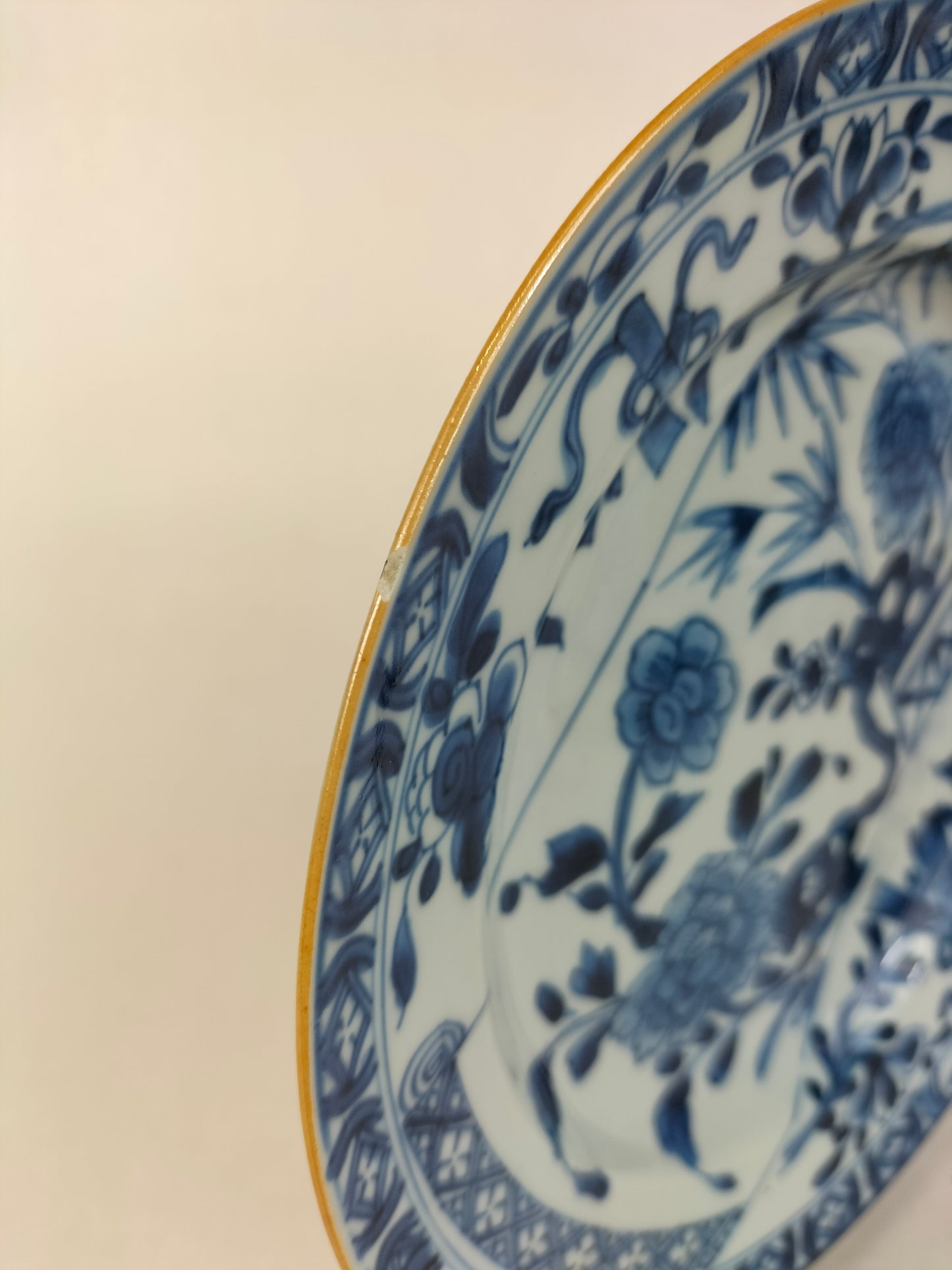 Antigo prato chinês decorado com flores // Azul e branco - Dinastia Qing - Kangxi - século XVIII