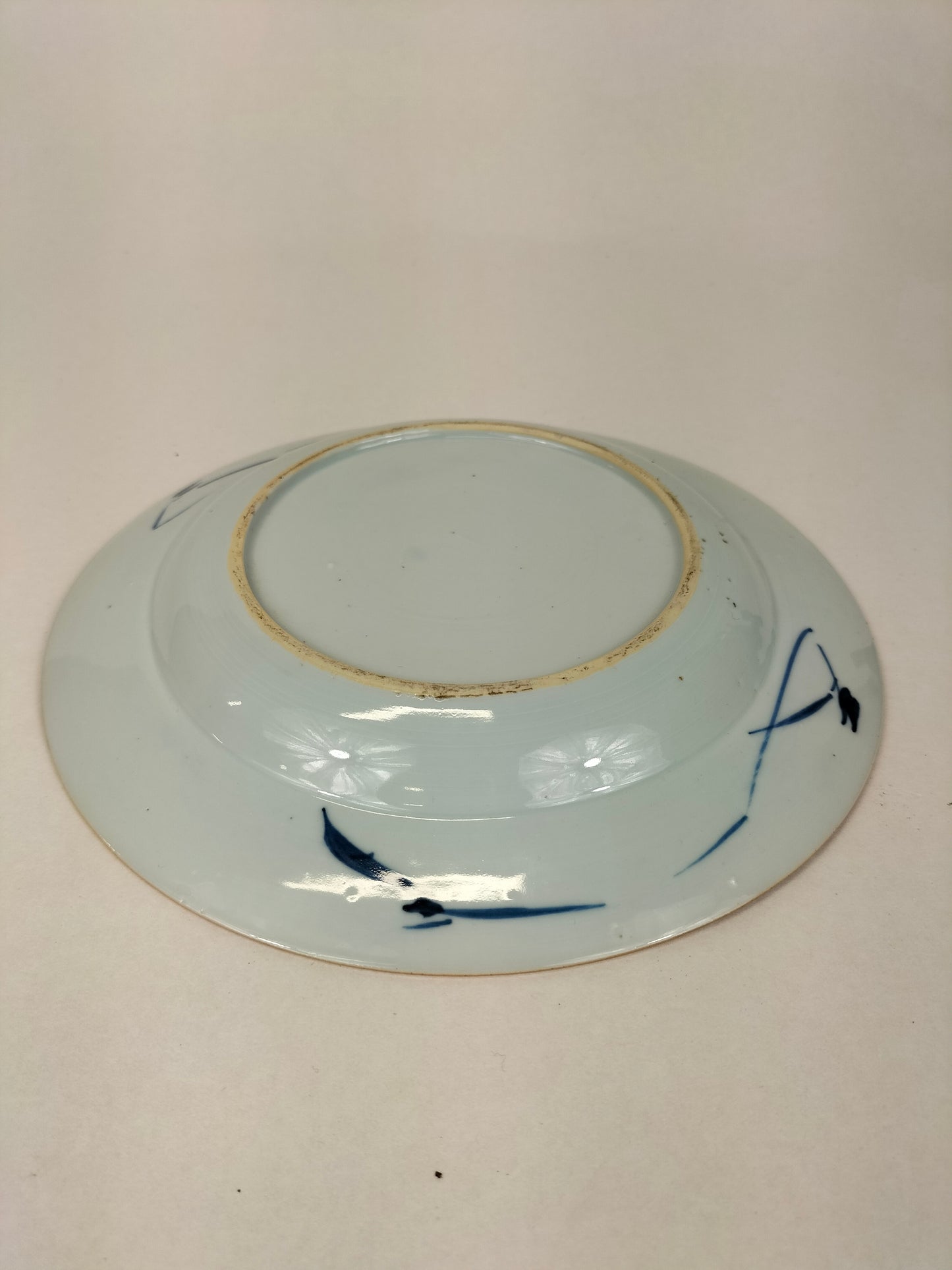 Assiette chinoise ancienne à décor de fleurs // Bleu et blanc - Dynastie Qing - Kangxi - XVIIIe siècle