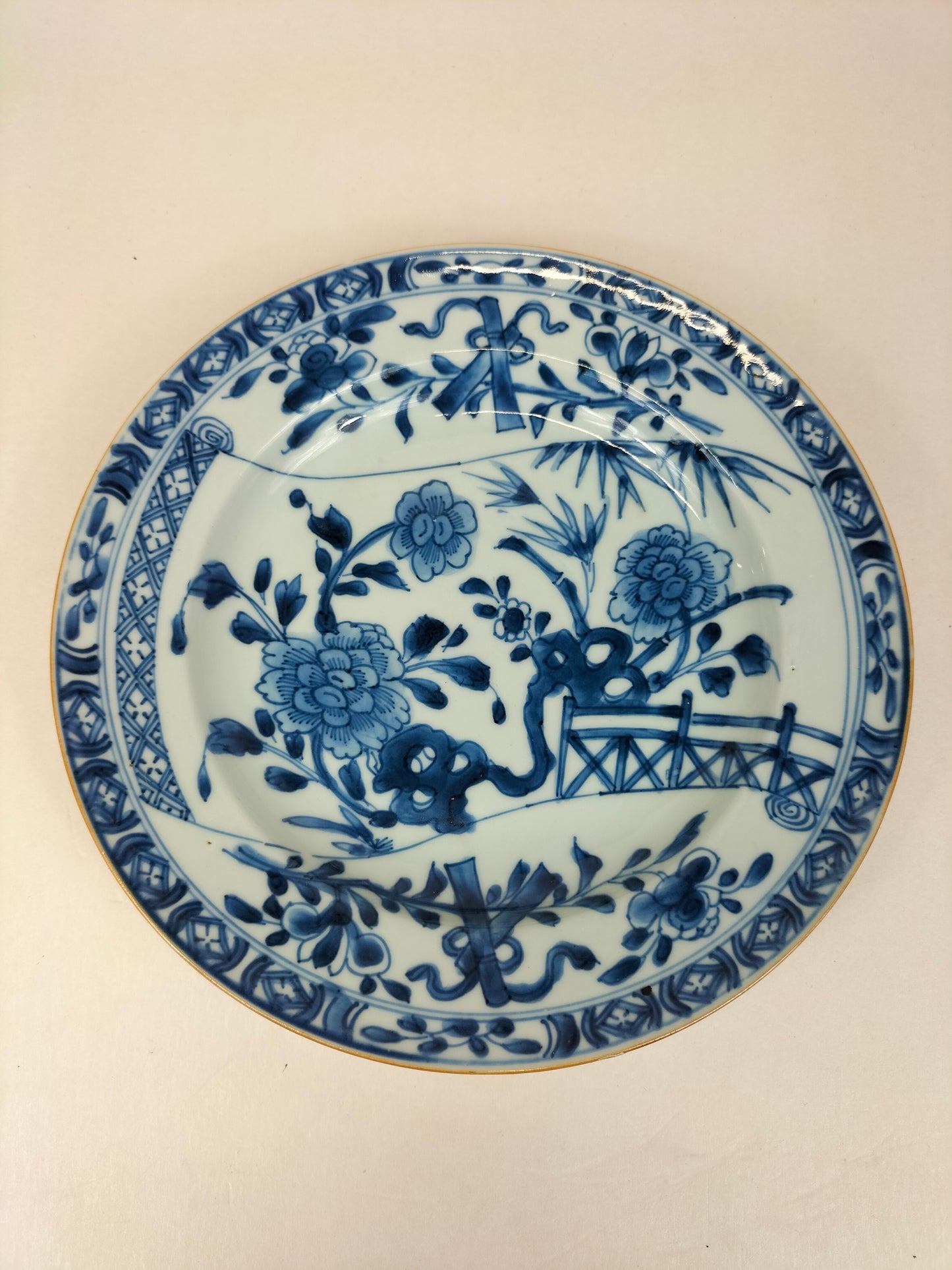 Antigo prato chinês decorado com flores // Azul e branco - Dinastia Qing - Kangxi - século XVIII