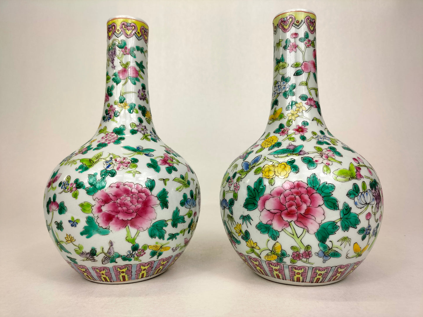 Lot de 2 vases bouteilles en porcelaine de Chine famille rose à décor de fleurs et de papillons // XXe siècle