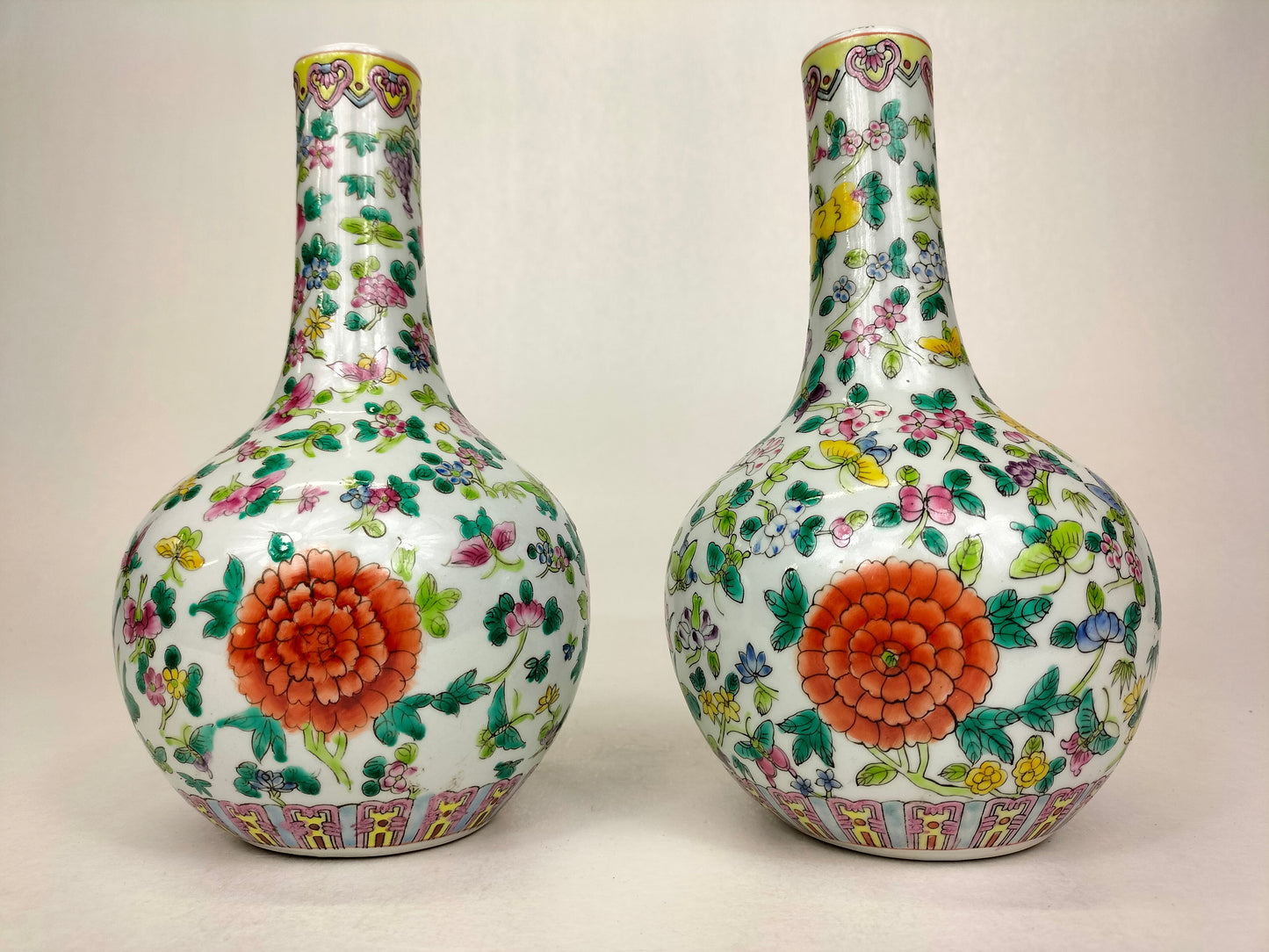 Conjunto de 2 vasos de garrafa da família Rosa Chinesa decorados com flores e borboletas // Século XX