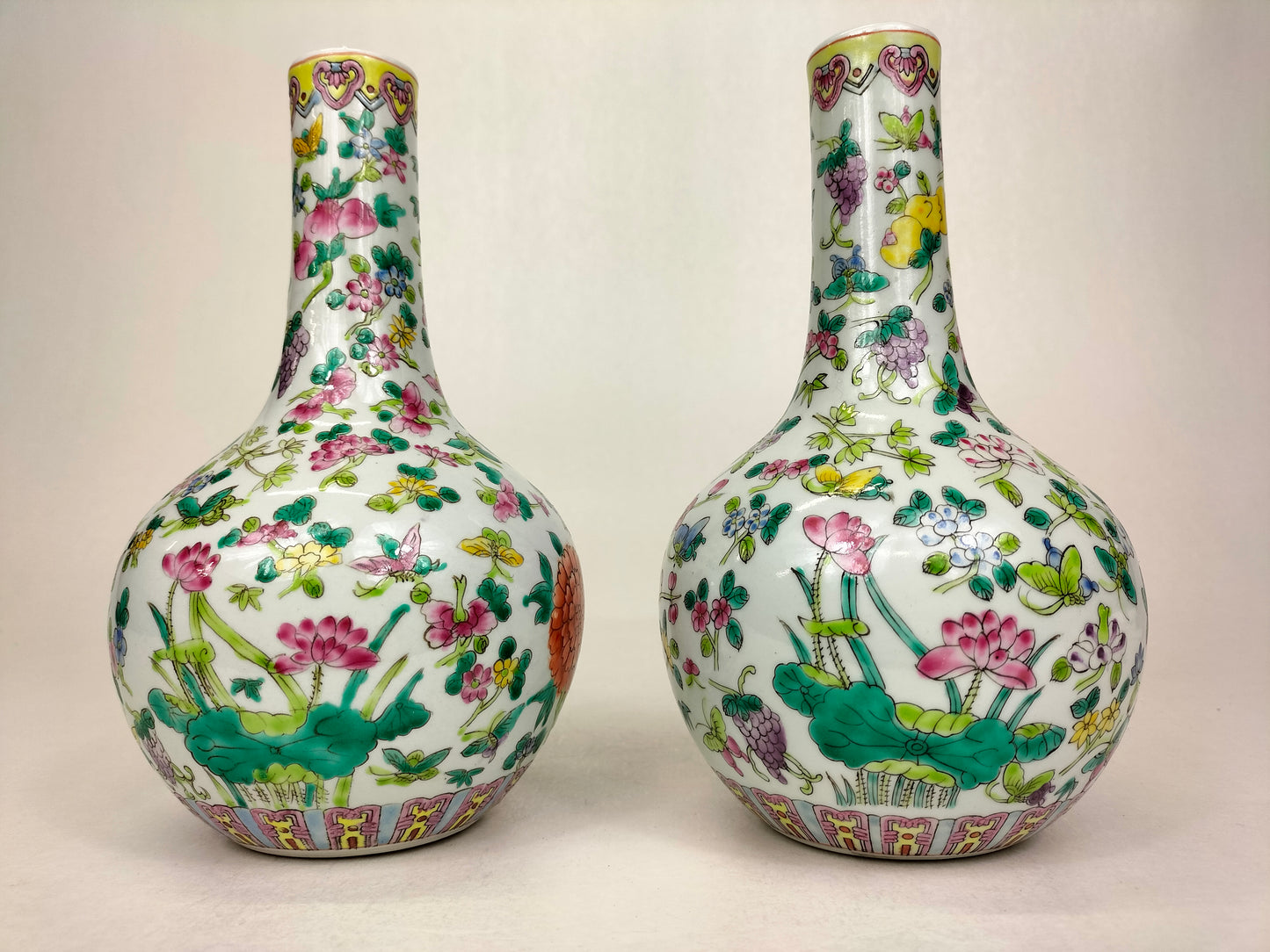 Lot de 2 vases bouteilles en porcelaine de Chine famille rose à décor de fleurs et de papillons // XXe siècle