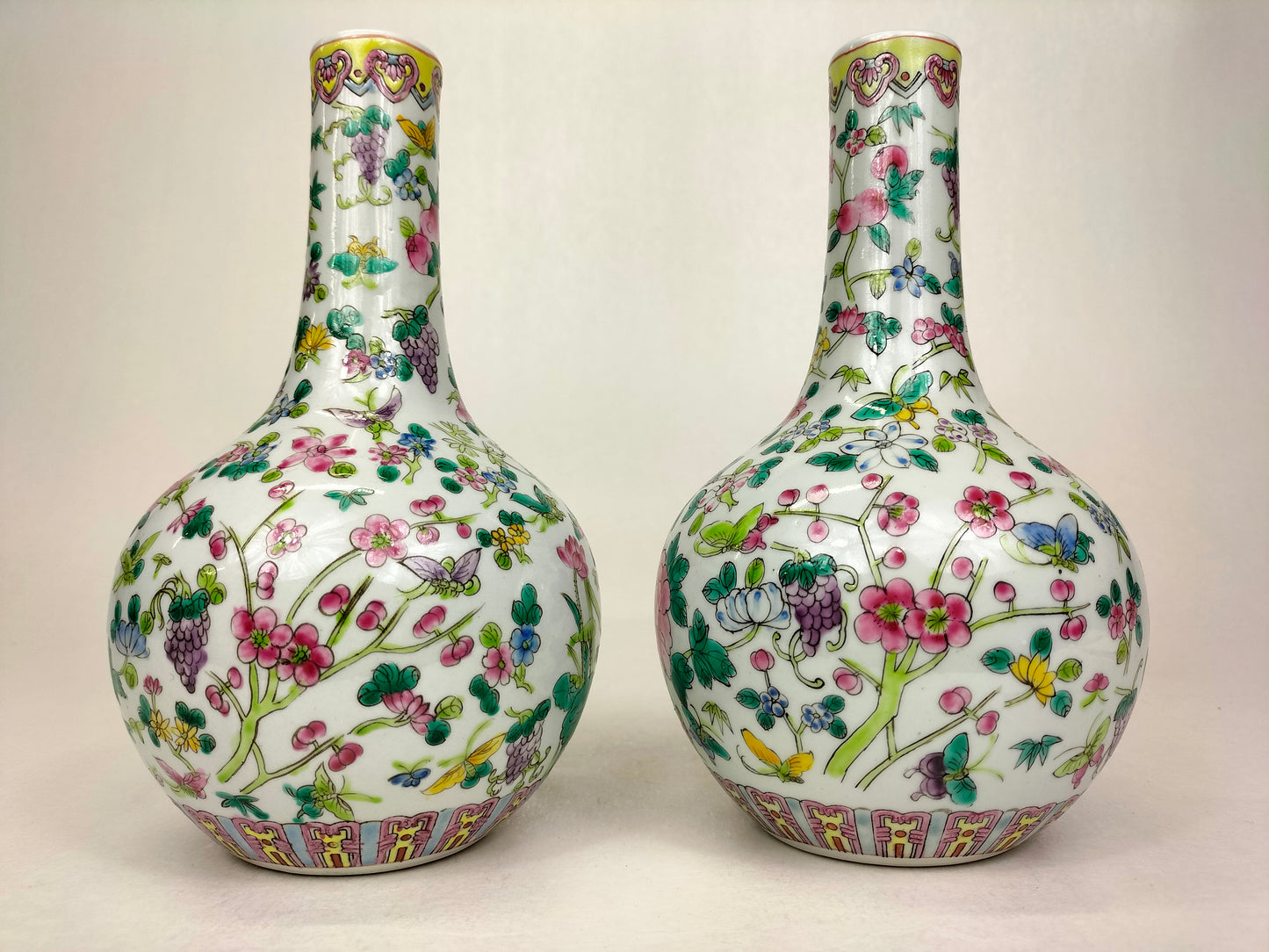 Lot de 2 vases bouteilles en porcelaine de Chine famille rose à décor de fleurs et de papillons // XXe siècle