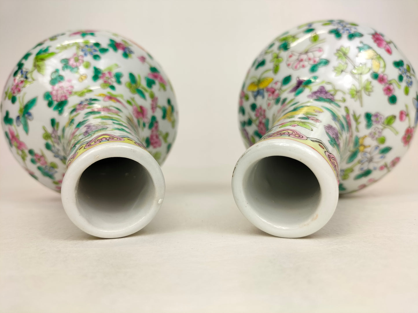 Lot de 2 vases bouteilles en porcelaine de Chine famille rose à décor de fleurs et de papillons // XXe siècle