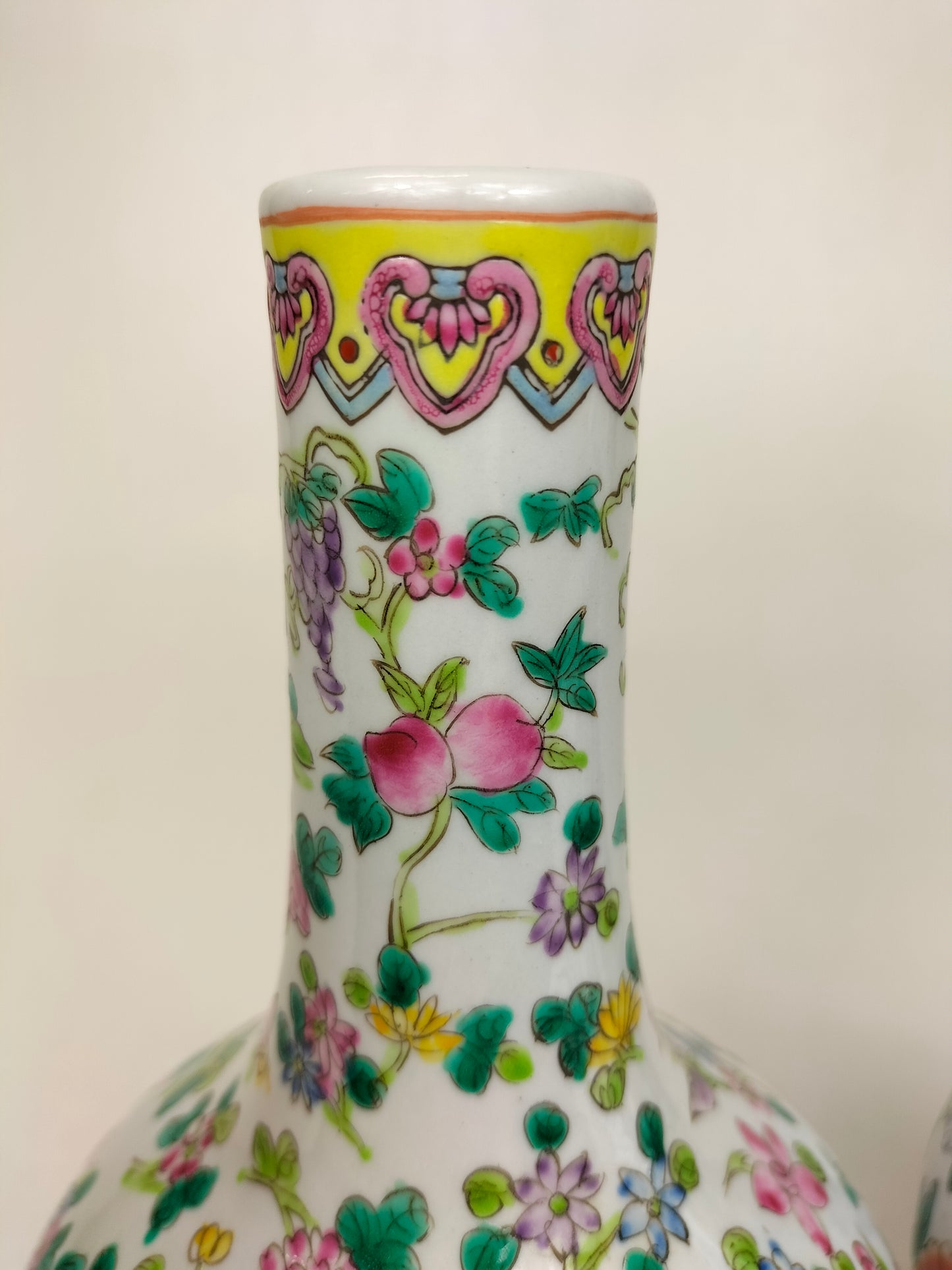 Conjunto de 2 vasos de garrafa da família Rosa Chinesa decorados com flores e borboletas // Século XX