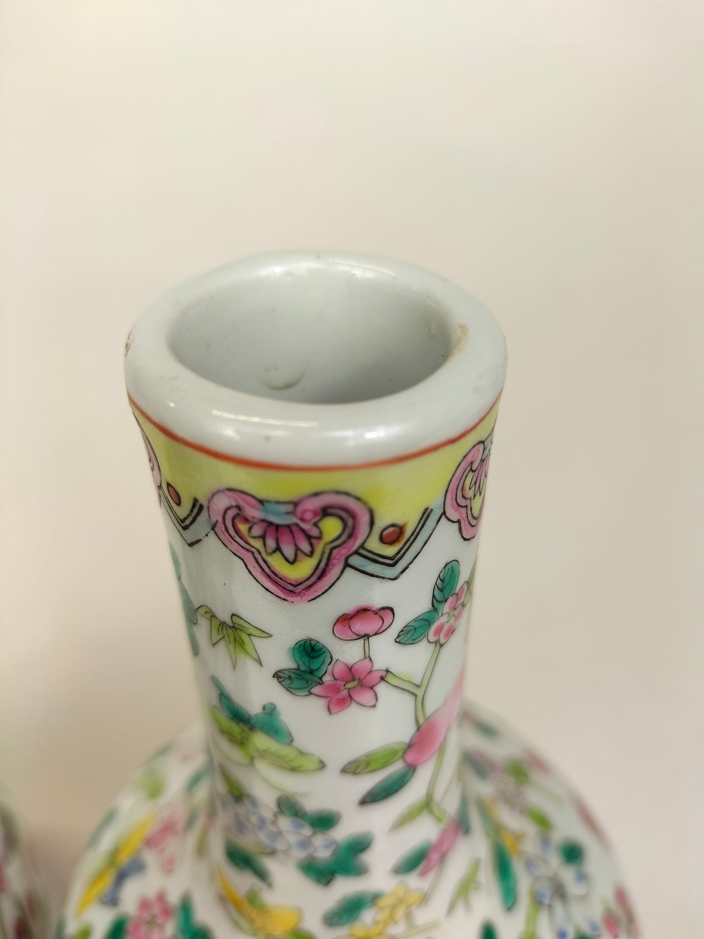 Lot de 2 vases bouteilles en porcelaine de Chine famille rose à décor de fleurs et de papillons // XXe siècle