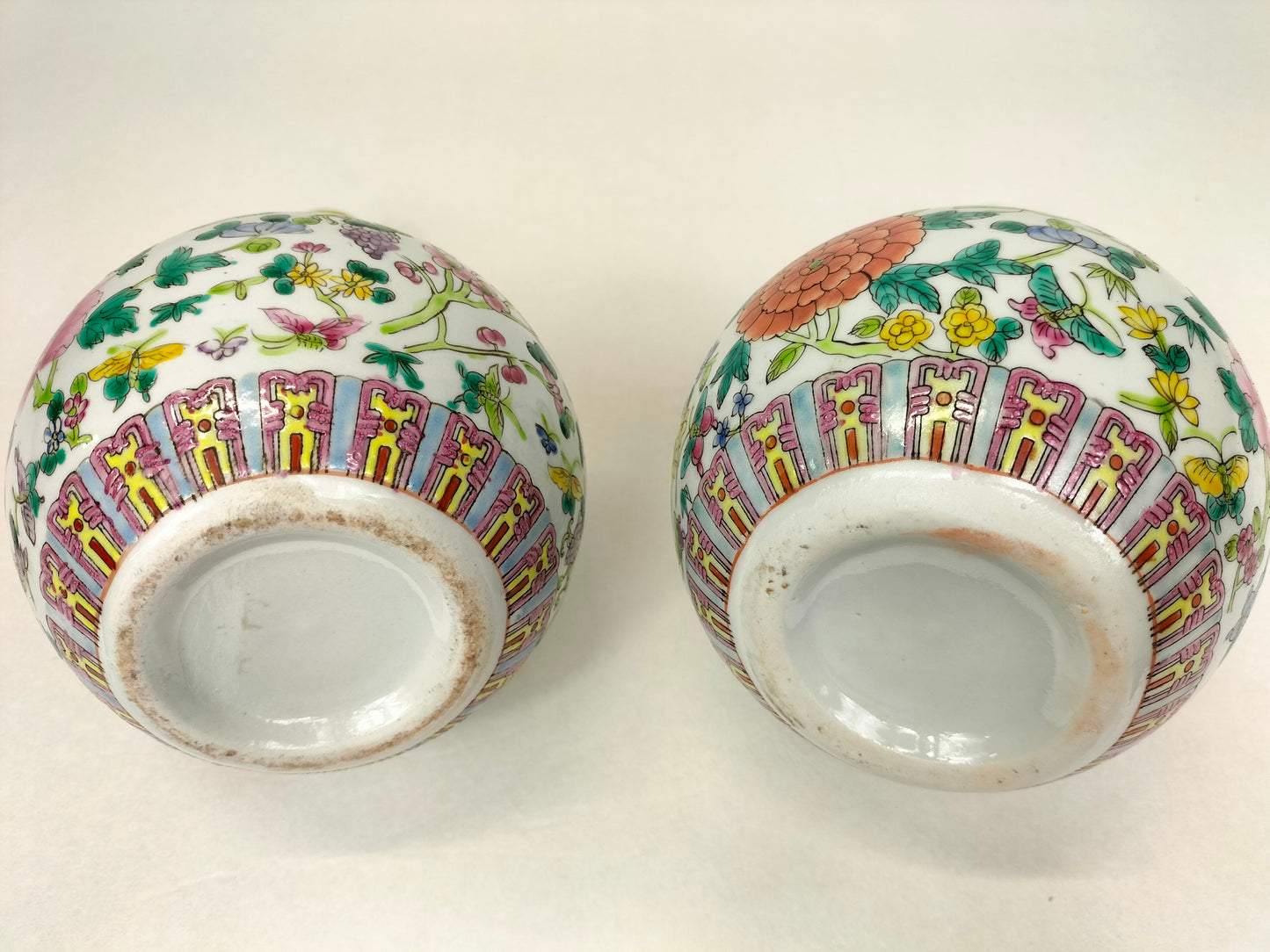 Lot de 2 vases bouteilles en porcelaine de Chine famille rose à décor de fleurs et de papillons // XXe siècle