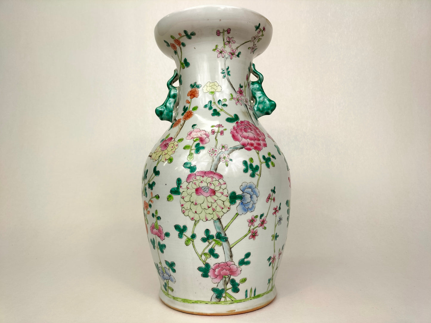 Vase chinois famille rose à décor de fleurs // XXe siècle