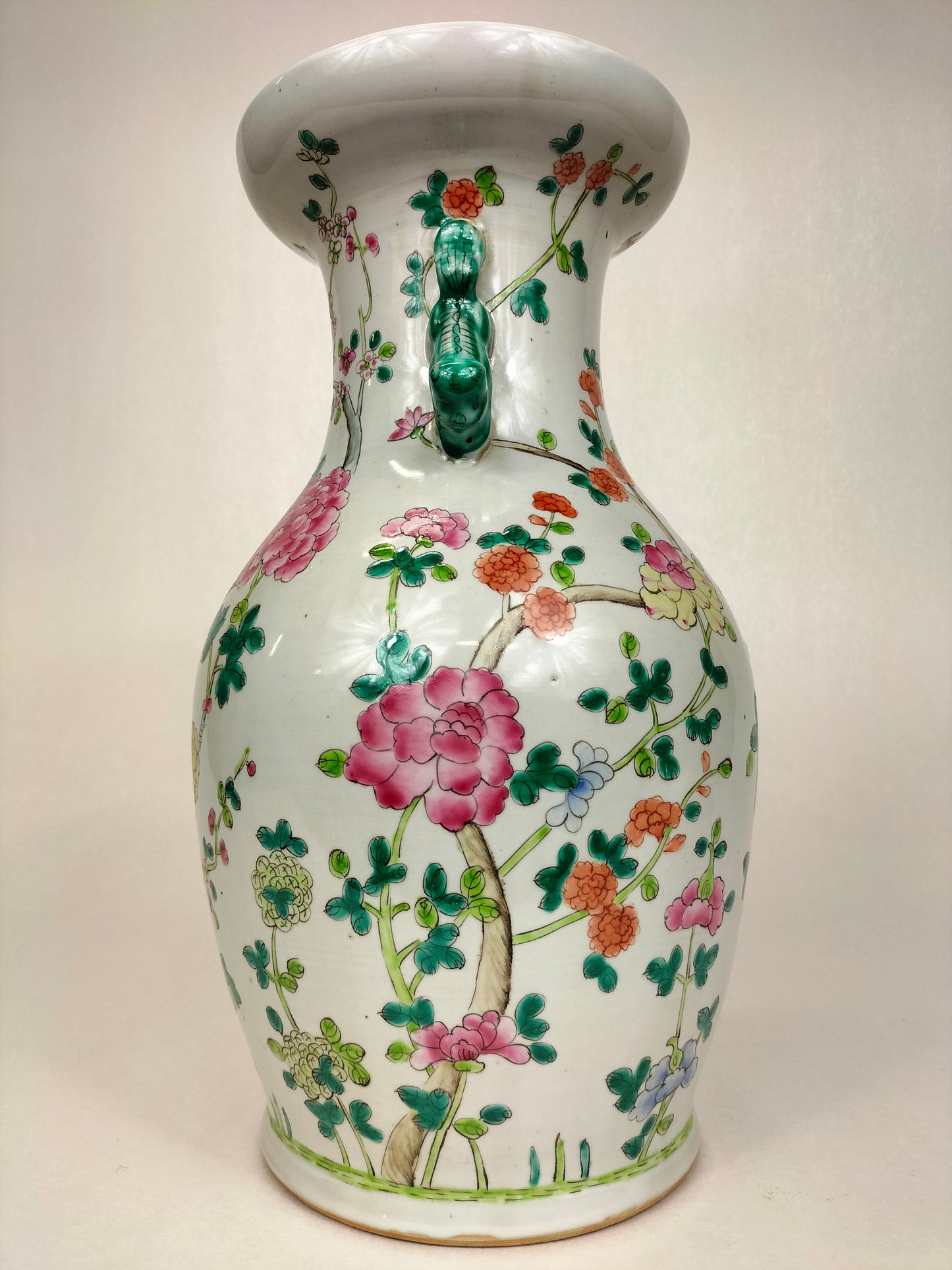 Vase chinois famille rose à décor de fleurs // XXe siècle