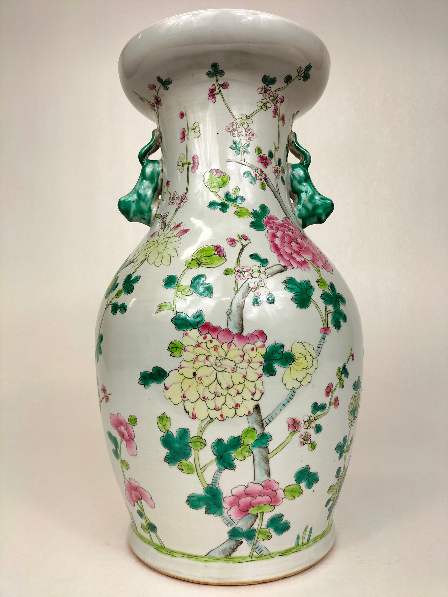 Vase chinois famille rose à décor de fleurs // XXe siècle