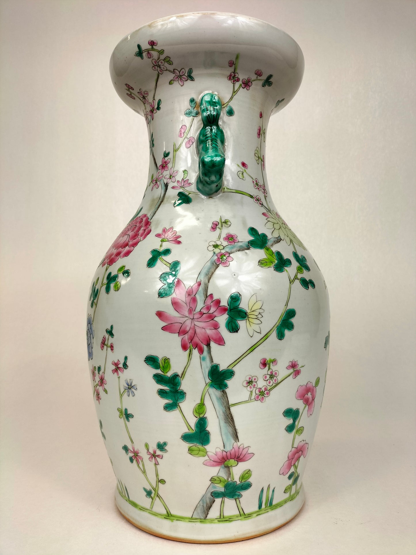 Vase chinois famille rose à décor de fleurs // XXe siècle