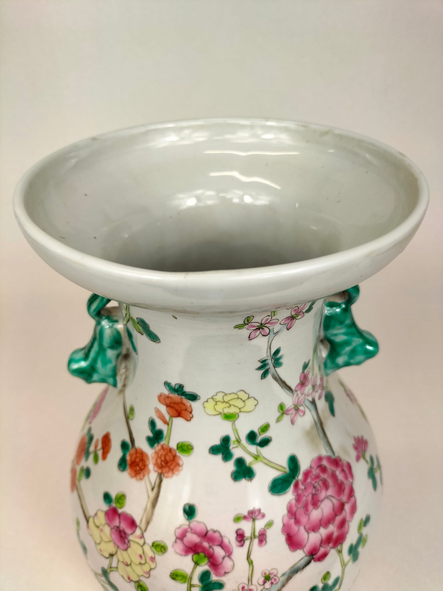 Vaso da família rosa chinesa decorado com flores // século XX