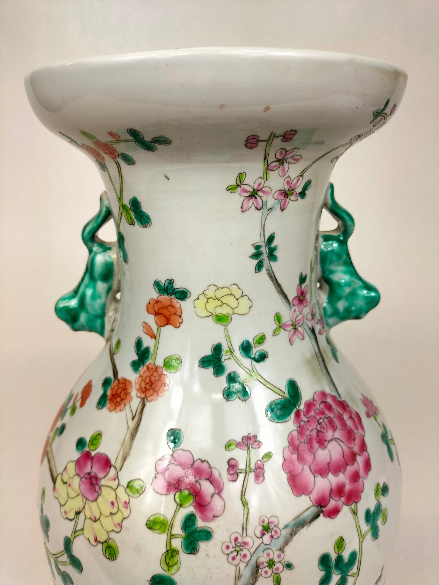 Vase chinois famille rose à décor de fleurs // XXe siècle