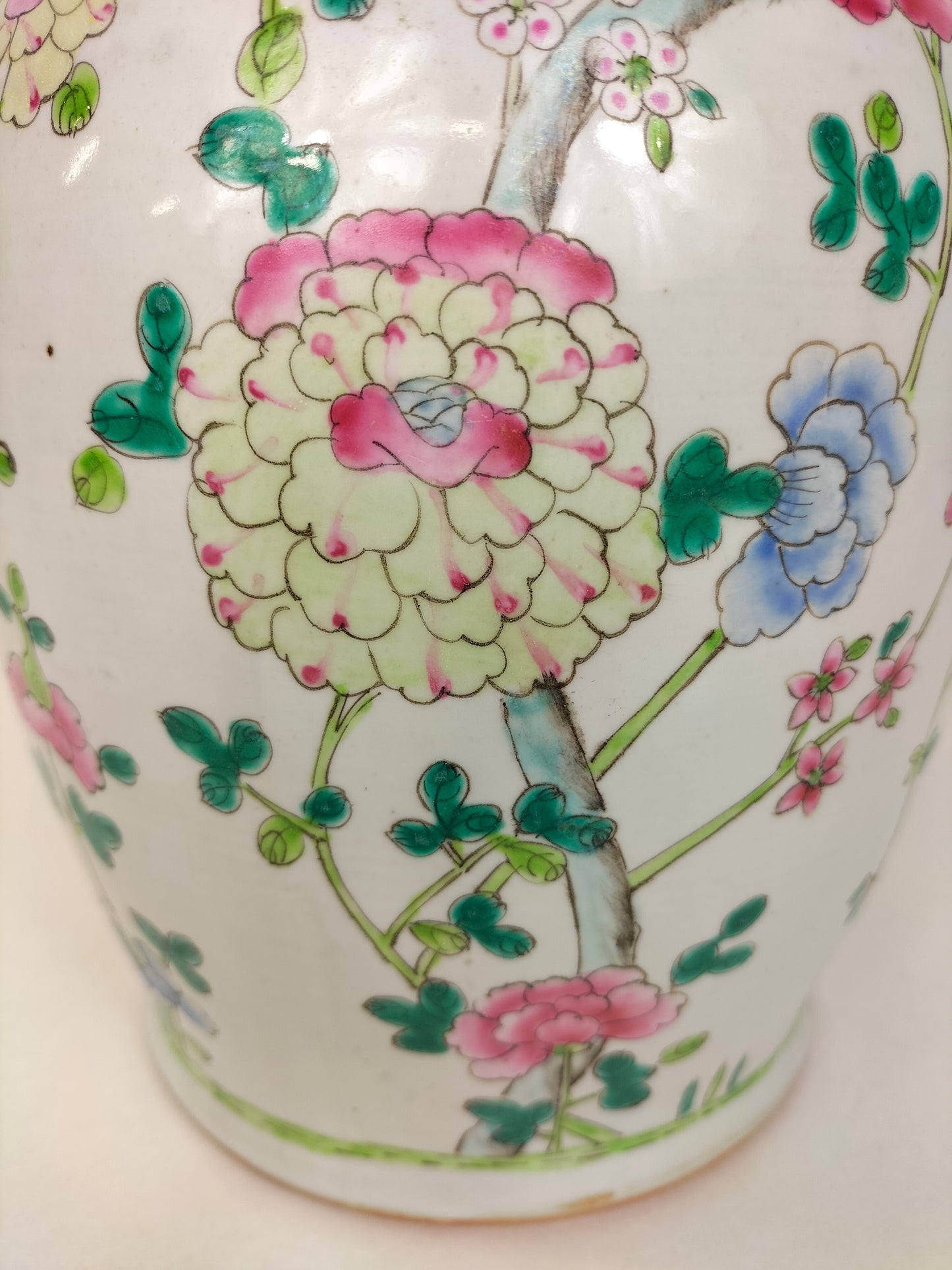 Vaso da família rosa chinesa decorado com flores // século XX