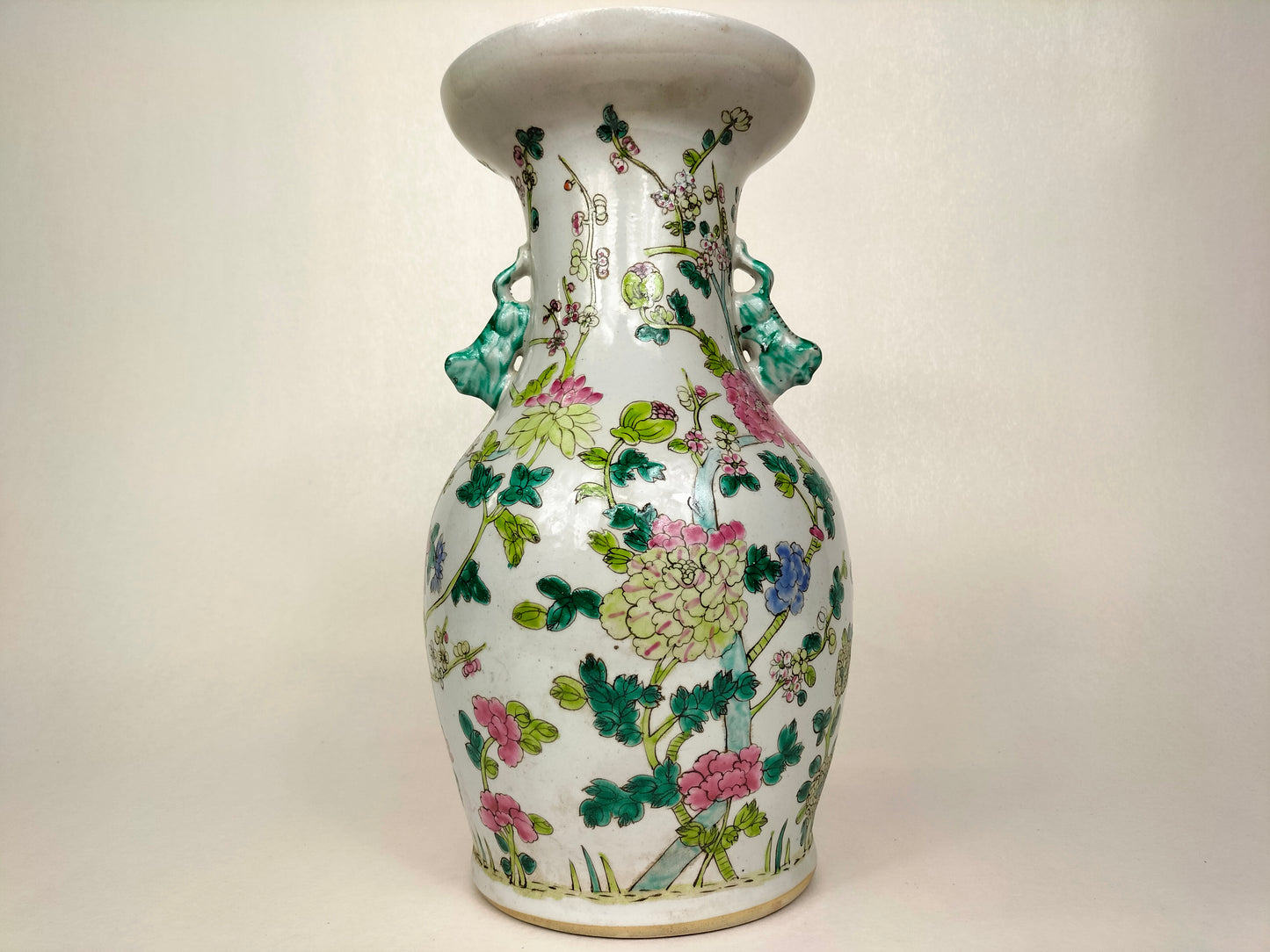 Chinese famille rose vase decorated with flowers // 20th century