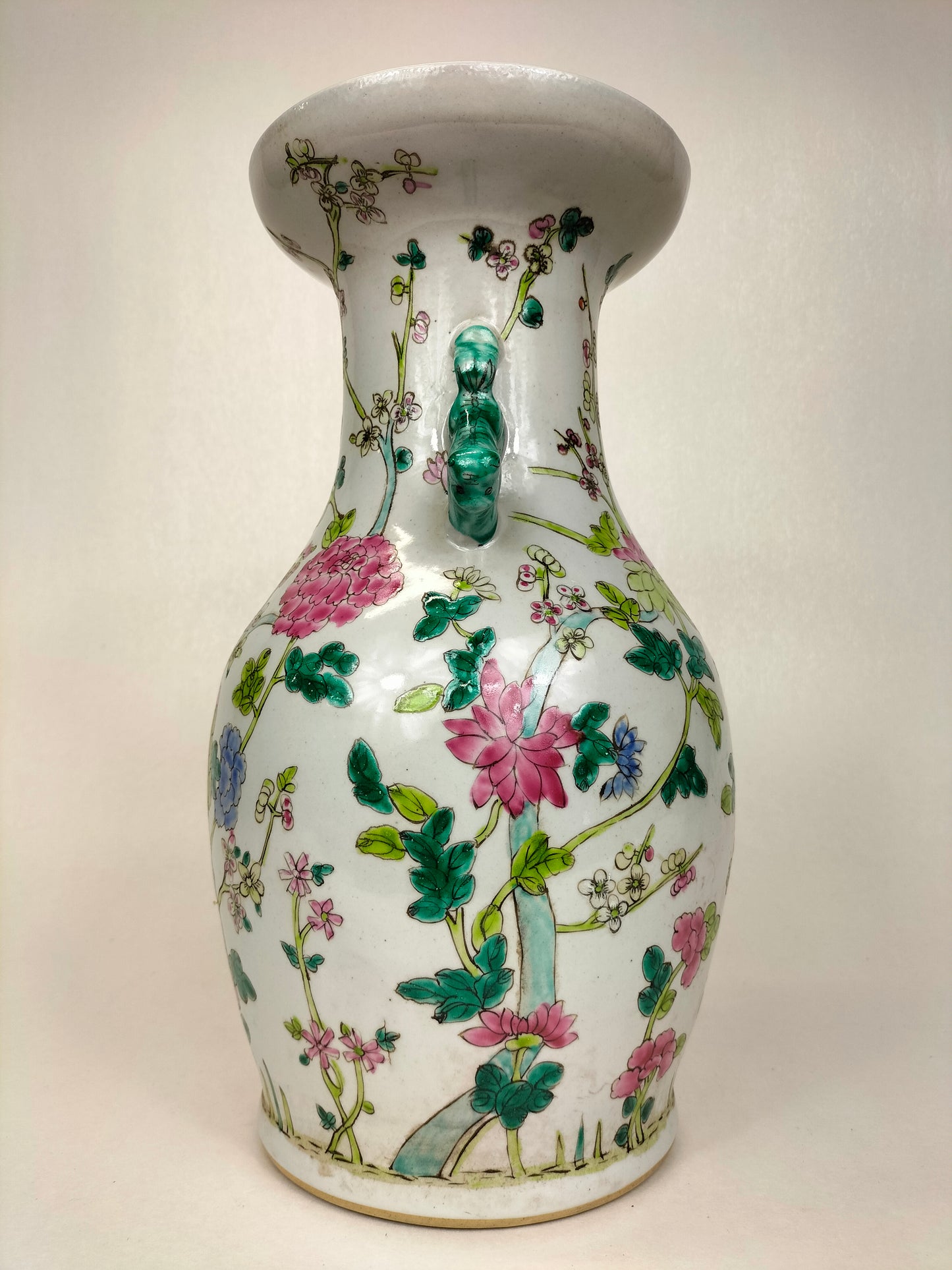 Vase chinois famille rose à décor de fleurs // XXe siècle