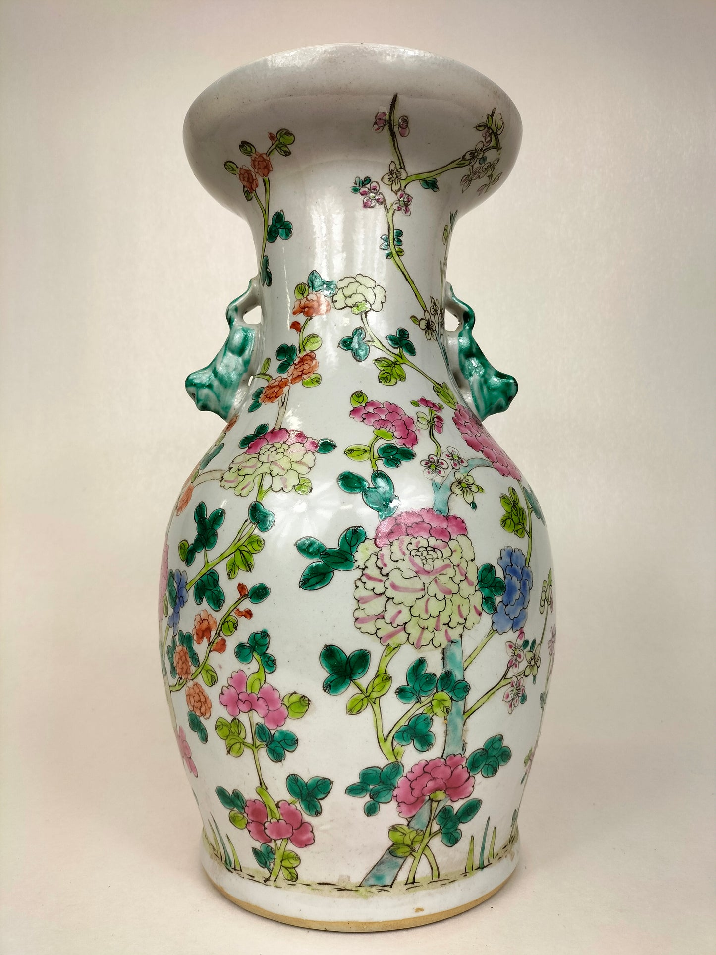 Vase chinois famille rose à décor de fleurs // XXe siècle