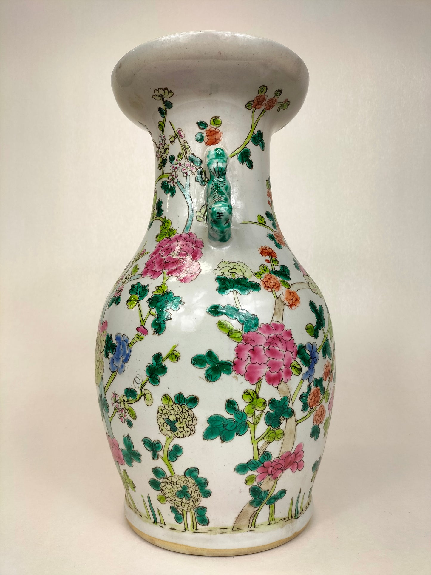 Vase chinois famille rose à décor de fleurs // XXe siècle