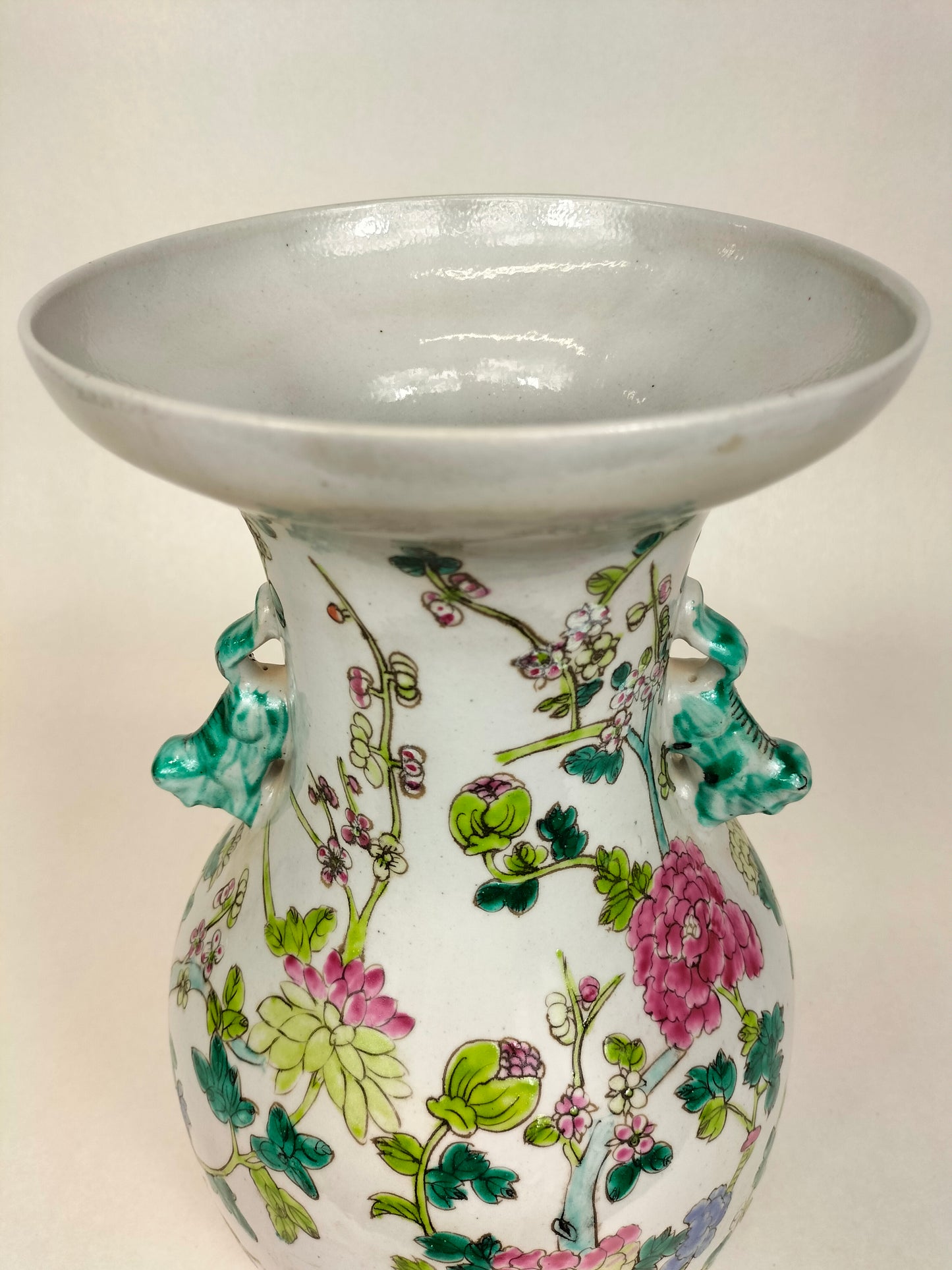 Chinese famille rose vase decorated with flowers // 20th century