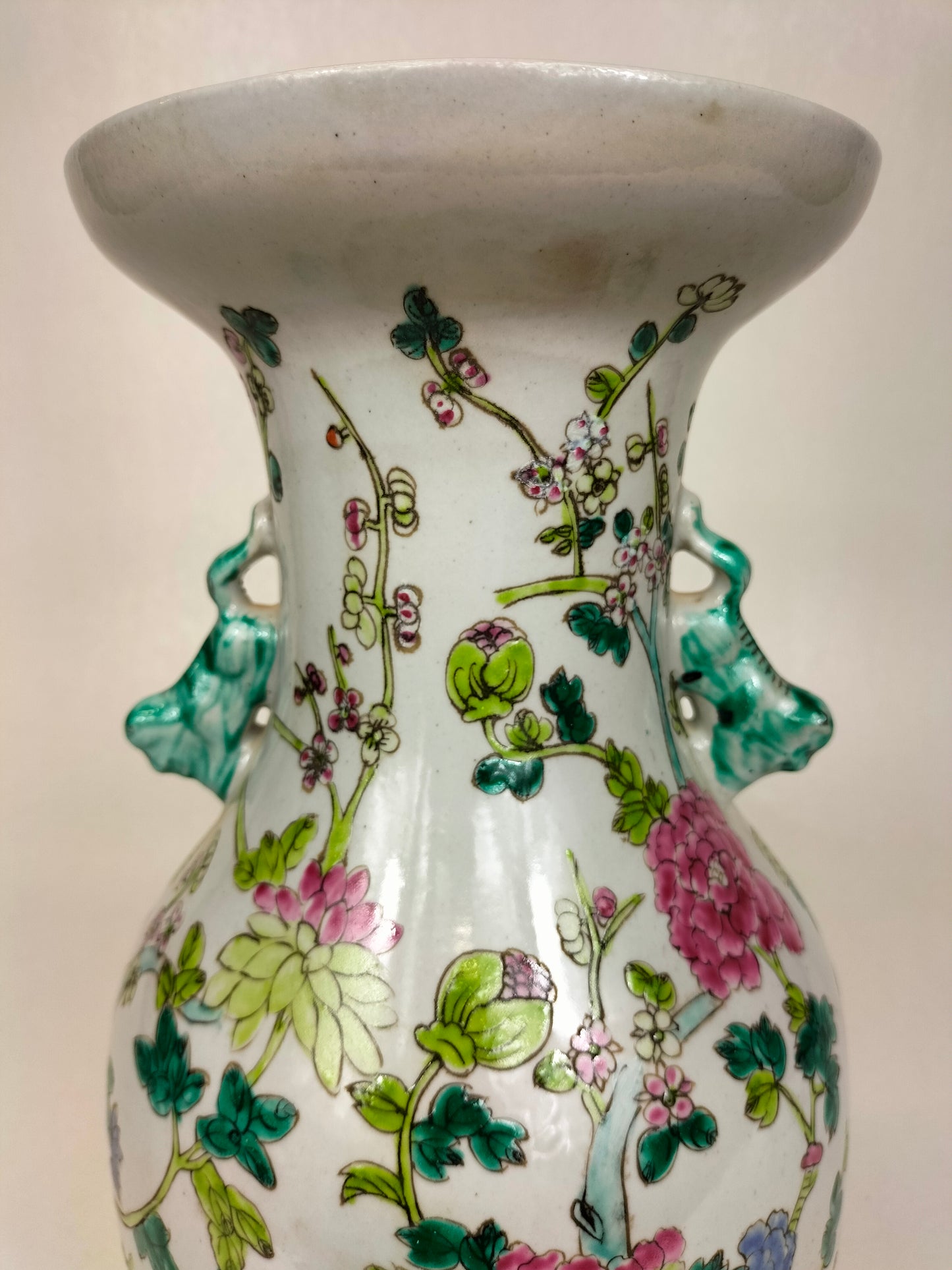 Chinese famille rose vase decorated with flowers // 20th century