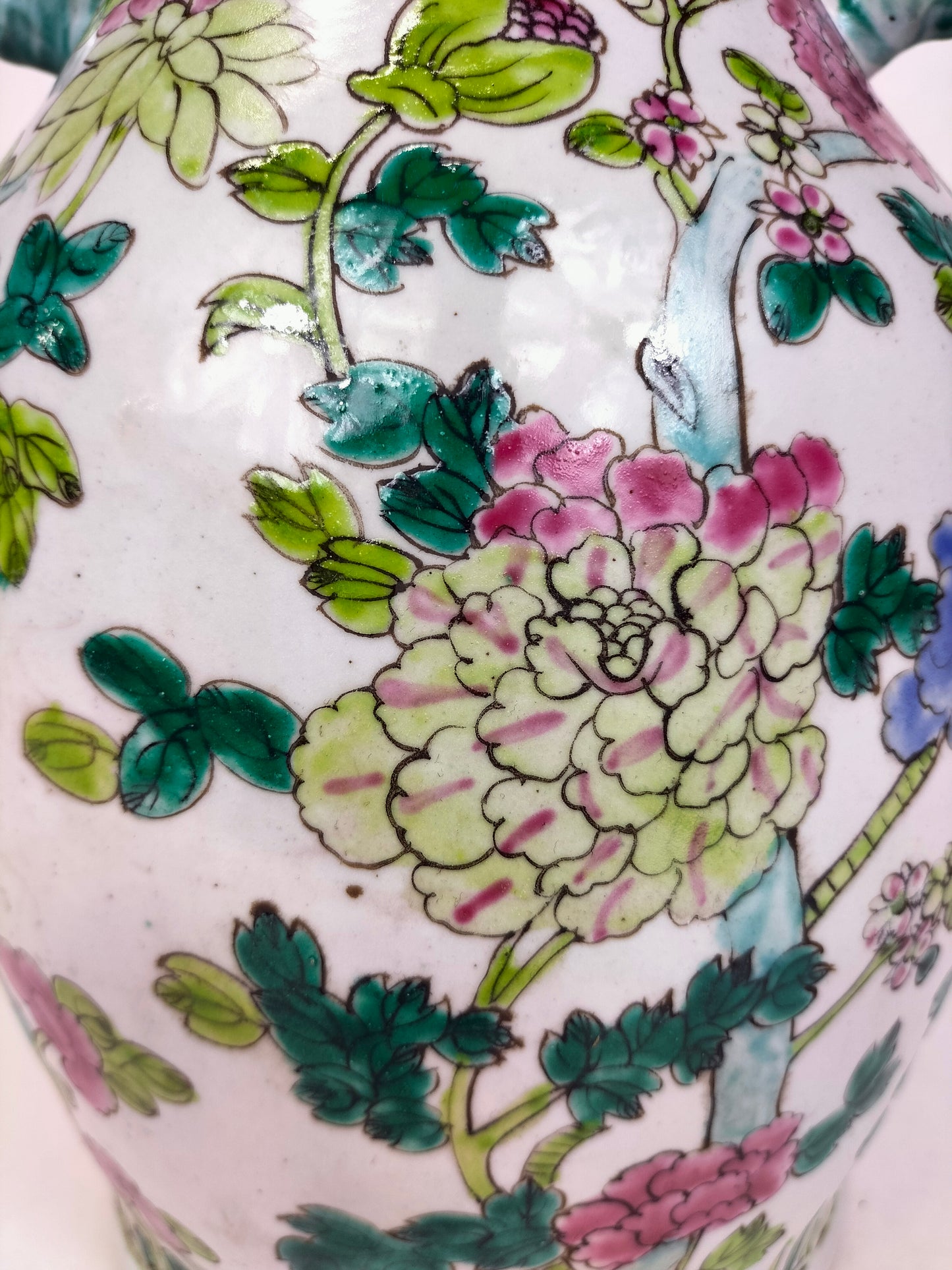 Vaso da família rosa chinesa decorado com flores // século XX