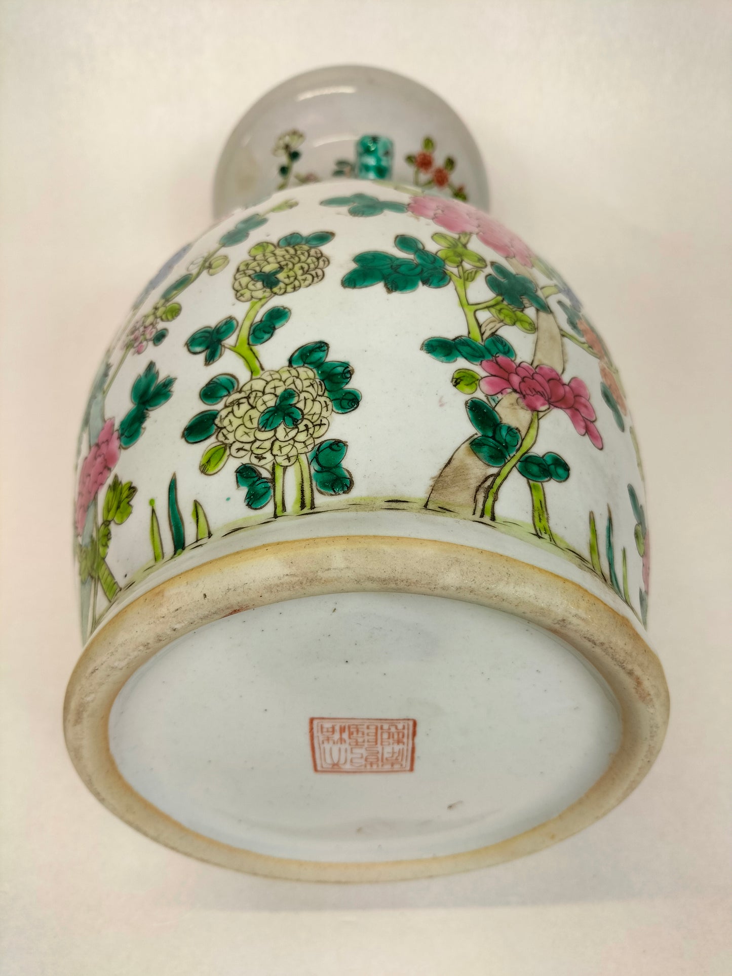 Vase chinois famille rose à décor de fleurs // XXe siècle