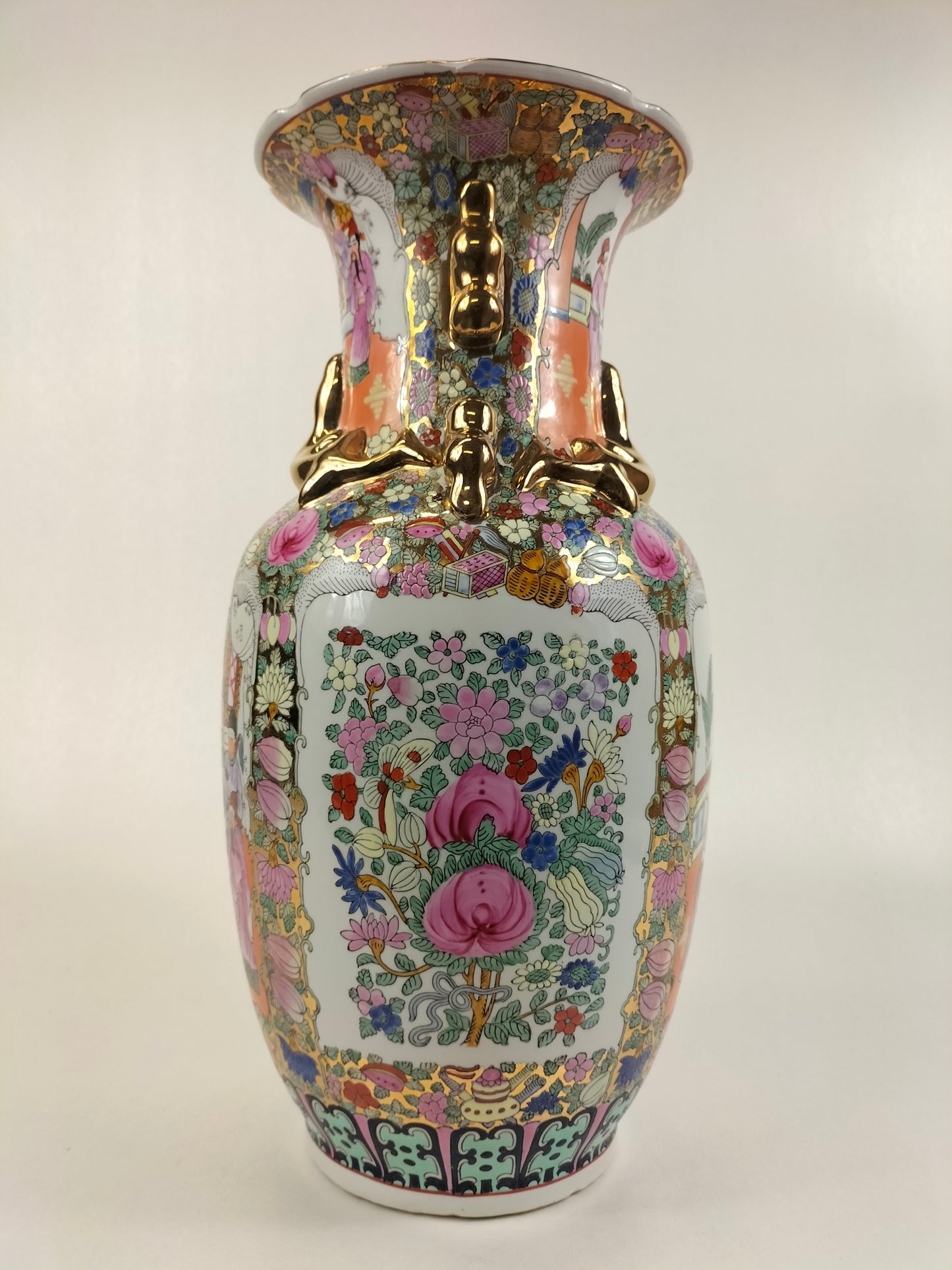 Chinese canton rose medallion vase decorated with an Imperial scene // 20th century