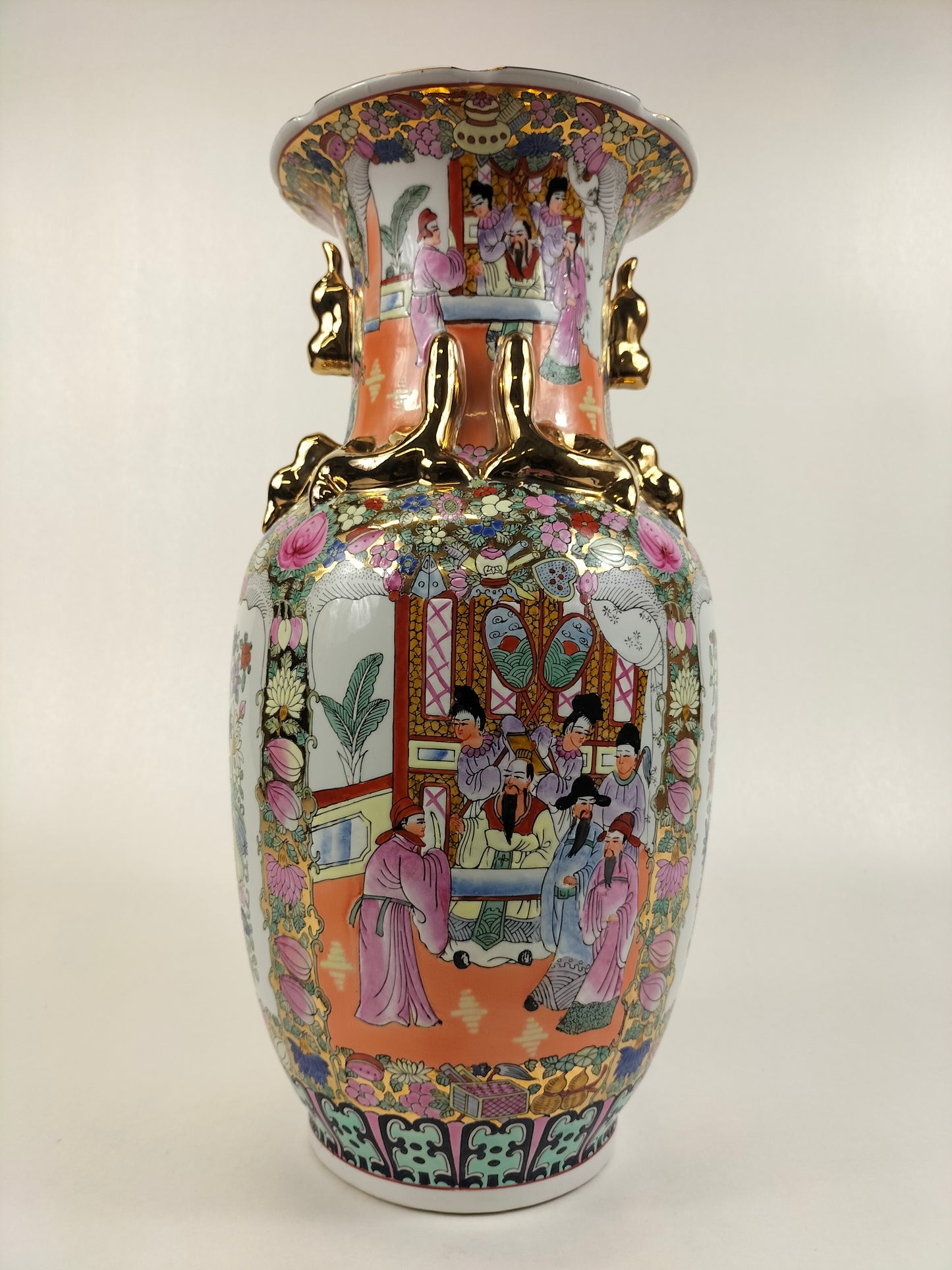 Chinese canton rose medallion vase decorated with an Imperial scene // 20th century