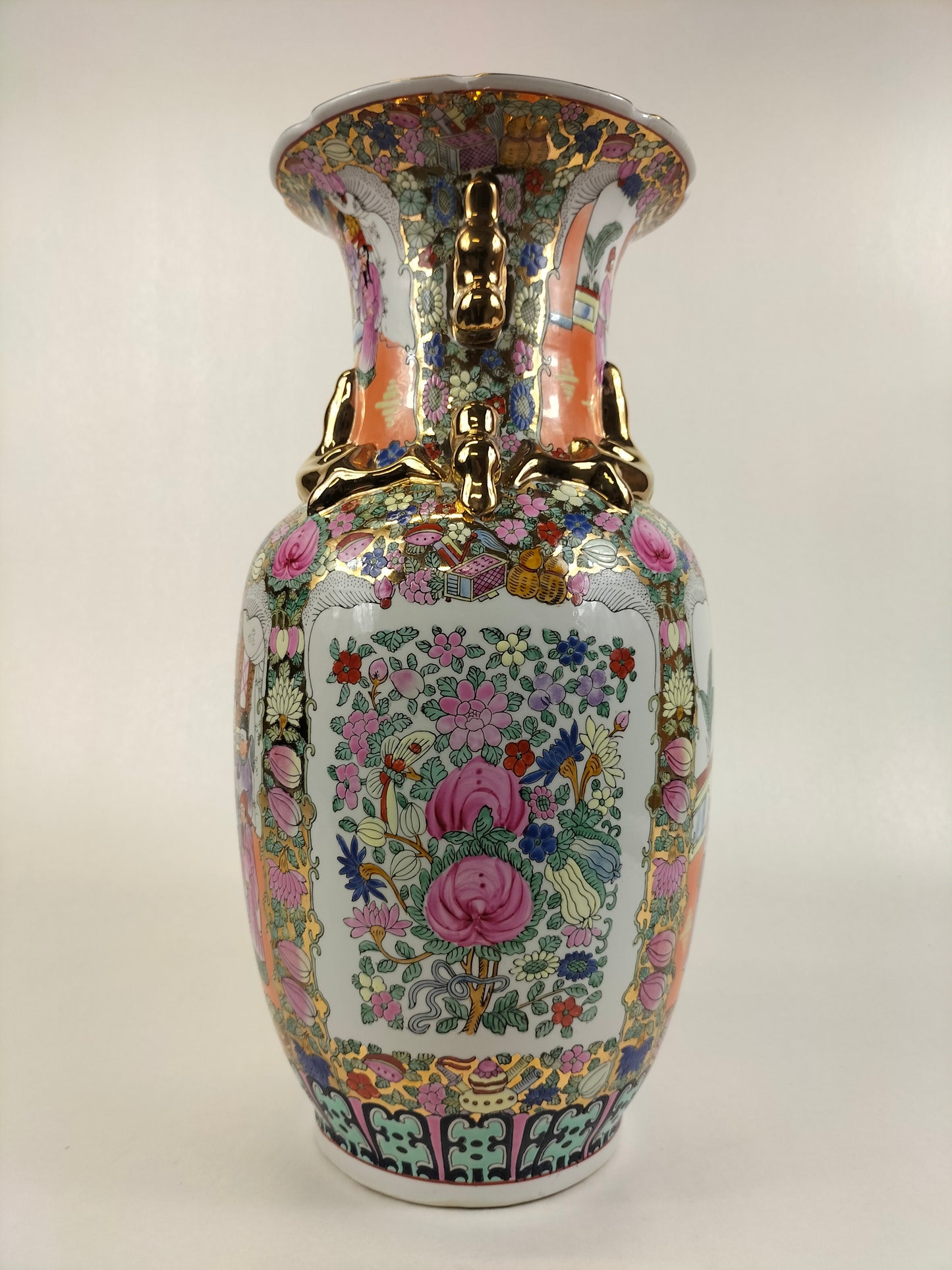 Chinese canton rose medallion vase decorated with an Imperial scene // 20th century