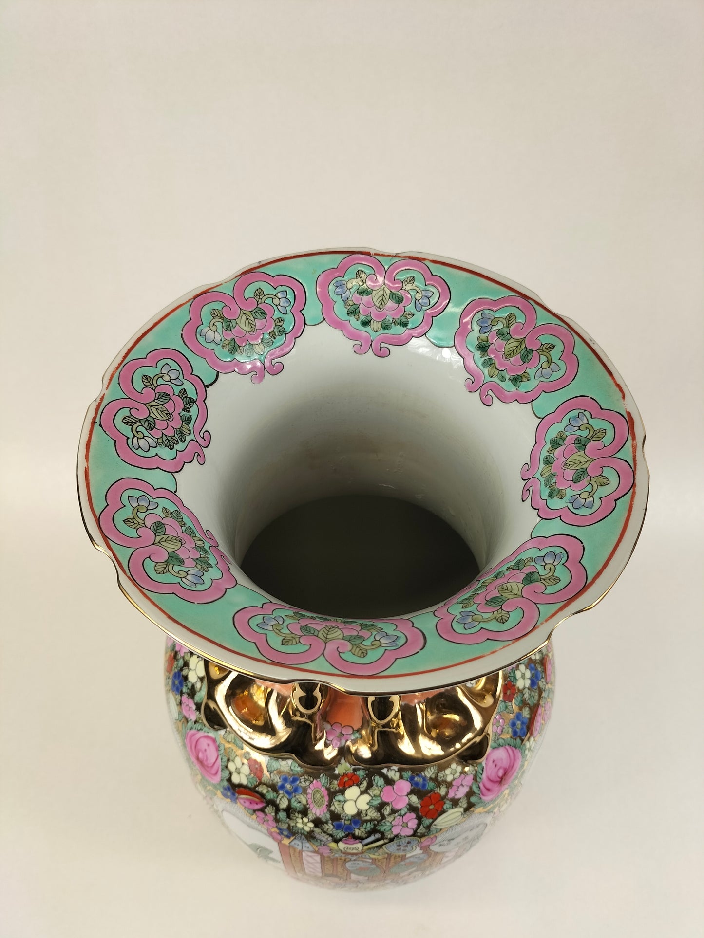 Chinese canton rose medallion vase decorated with an Imperial scene // 20th century