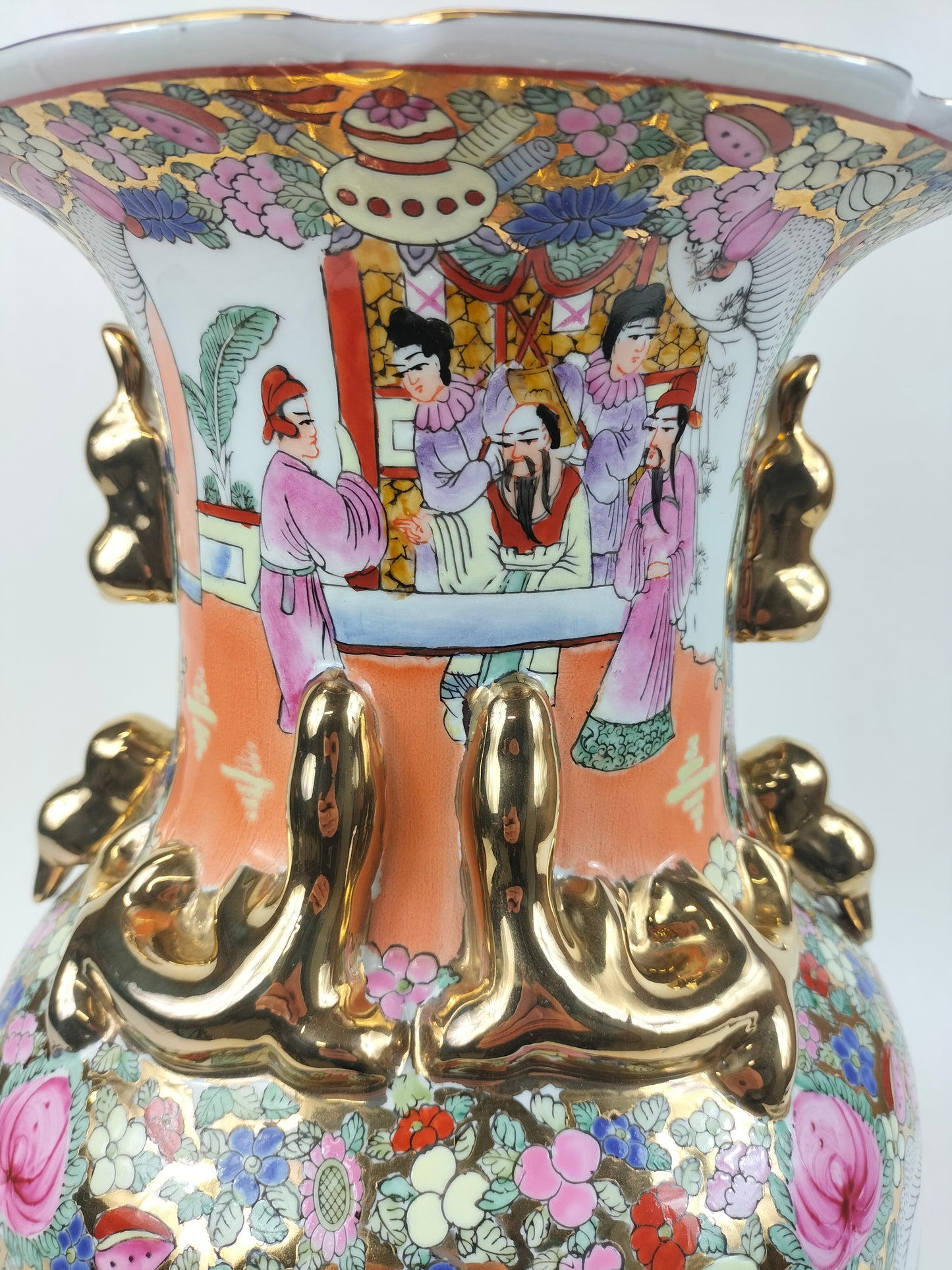 Chinese canton rose medallion vase decorated with an Imperial scene // 20th century