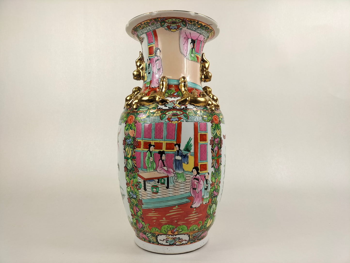 Vase médaillon en porcelaine de Chine de Canton à décor de scène impériale // XXe siècle