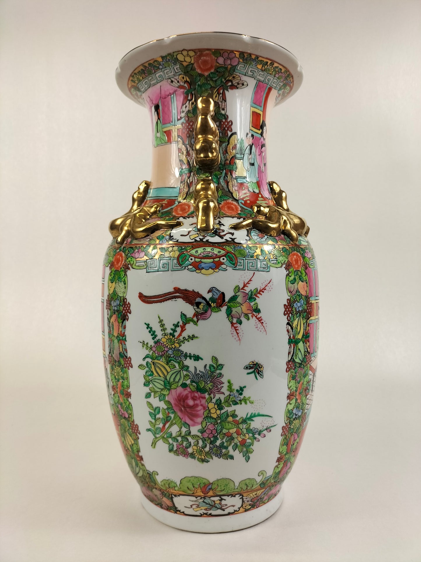 Vase médaillon en porcelaine de Chine de Canton à décor de scène impériale // XXe siècle